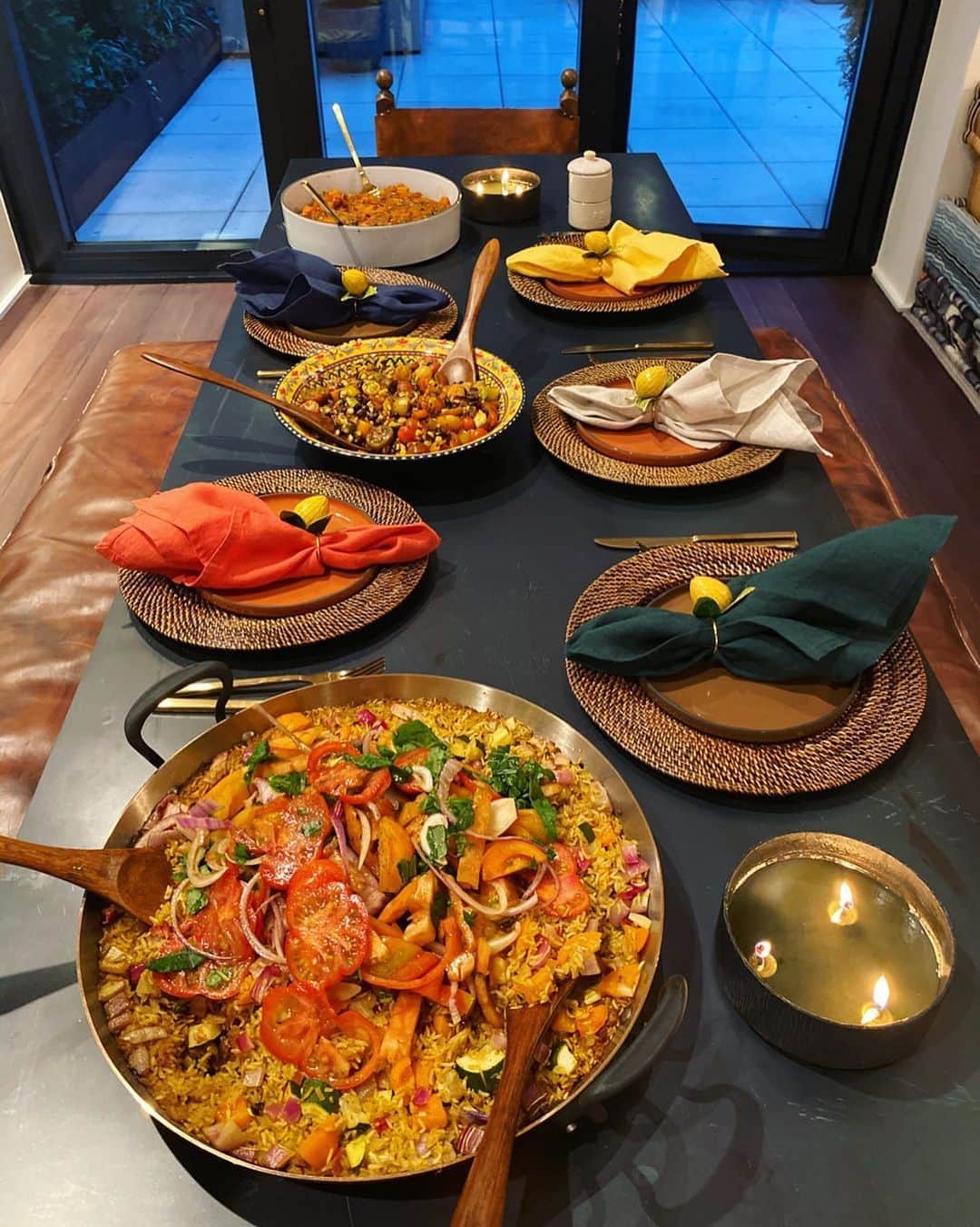 ジジ・ハディッドのインスタグラム：「home 💛👩🏼‍🍳 dinner is served, friends !」