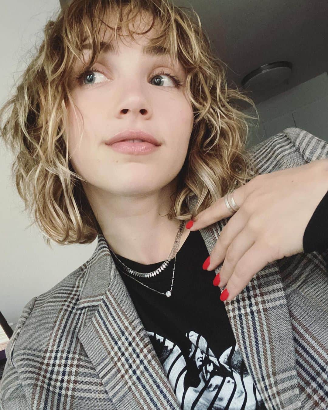 エミリー・ラッドのインスタグラム：「i liked my outfit and my nails!!!!!!!」