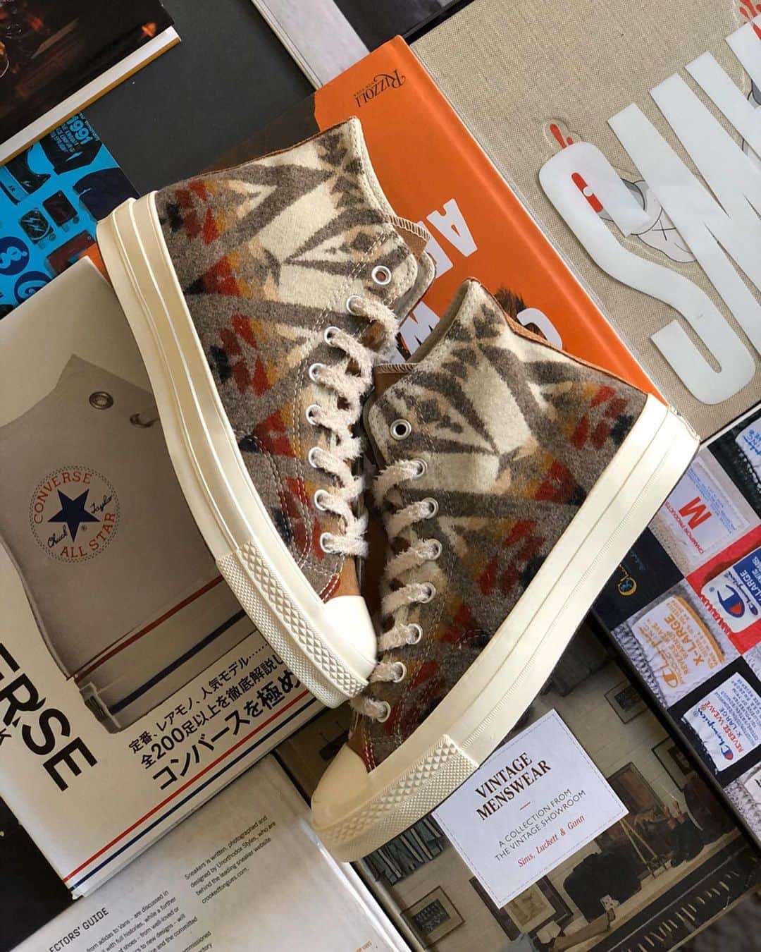 Mr. Tyさんのインスタグラム写真 - (Mr. TyInstagram)「I’ve never seen a pair of @pendletonwm @converse 70s before, so I had to merge two of my favorite things for myself 🤷🏾‍♂️. I was trying to pick a favorite between the two, but I couldn’t even do it— I love’m both!  @converse_style #ct70 #theshoegame #taylorgang #sneakerfreaker #kicksonfire #complexkicks #70s #ijustlikeshoes #converse #allstar #allstars #chucks #lifeinchucks #instachucks #conversestyle #lovemychucks #1970schucks #conversefamily #チャックテイラー #pendleton #chucktaylors #チャックテイラー70s #converse70s #pendletonblanket #sneakeraddict #weareallstars」3月5日 10時12分 - regularolty