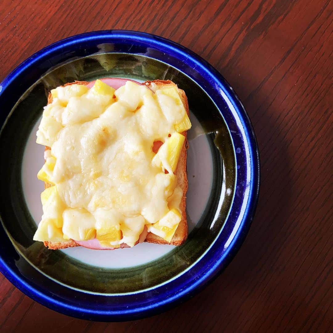 志摩有子さんのインスタグラム写真 - (志摩有子Instagram)「今朝はハワイアントースト。ハム＋パイナップル＋チーズのデリバリーのピザにある甘じょっぱいやつ。我が家では大学生以外、夫婦揃って大好き。ポイントはパンに薄くマヨネーズを塗っておくこと。明日発売のパン本にこちらもご紹介しています。 #ハワイアントースト #arikoのパン #春のパン祭り #明日発売 #よろしくお願いいたします」3月5日 10時13分 - ariko418