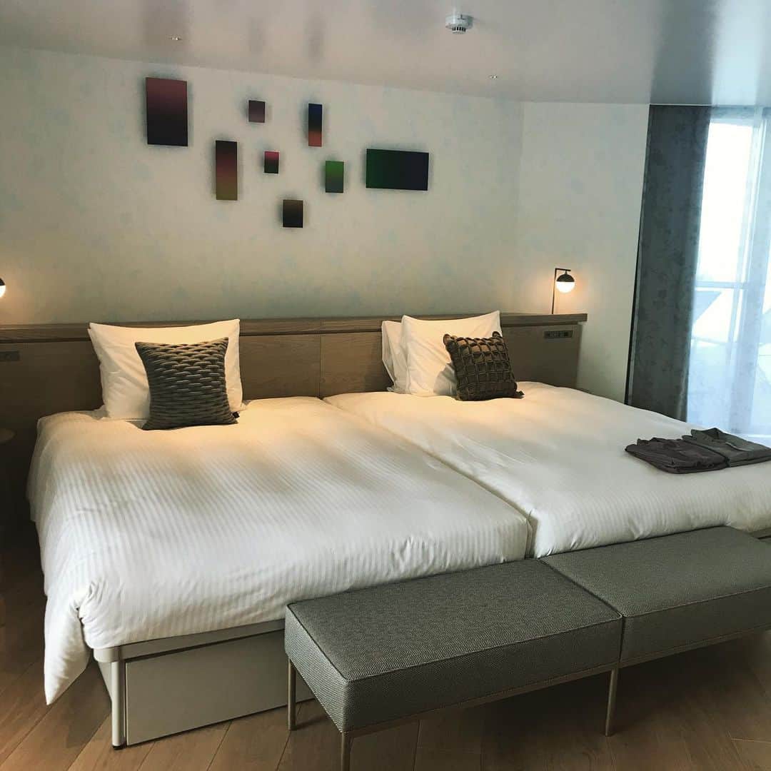 青木ロビンさんのインスタグラム写真 - (青木ロビンInstagram)「ホテル アンテルーム 那覇 HOTEL ANTEROOM NAHA の内覧に招待頂き行ってきました。  美術館！ってくらいの ギャリースペースや拘り抜いたデザイン。 那覇の立地で海が見える素晴らしいロケーション。  料金もリーズナブルで、利便性も良い場所なんで 観光にもライブなどで来るアーティストの皆さんにもおススメです。  哲郎さん おめでとうございます！！ https://okinawa-uds.co.jp/hotels/anteroom-naha/  #anteroomnaha」3月5日 10時26分 - aokirobin