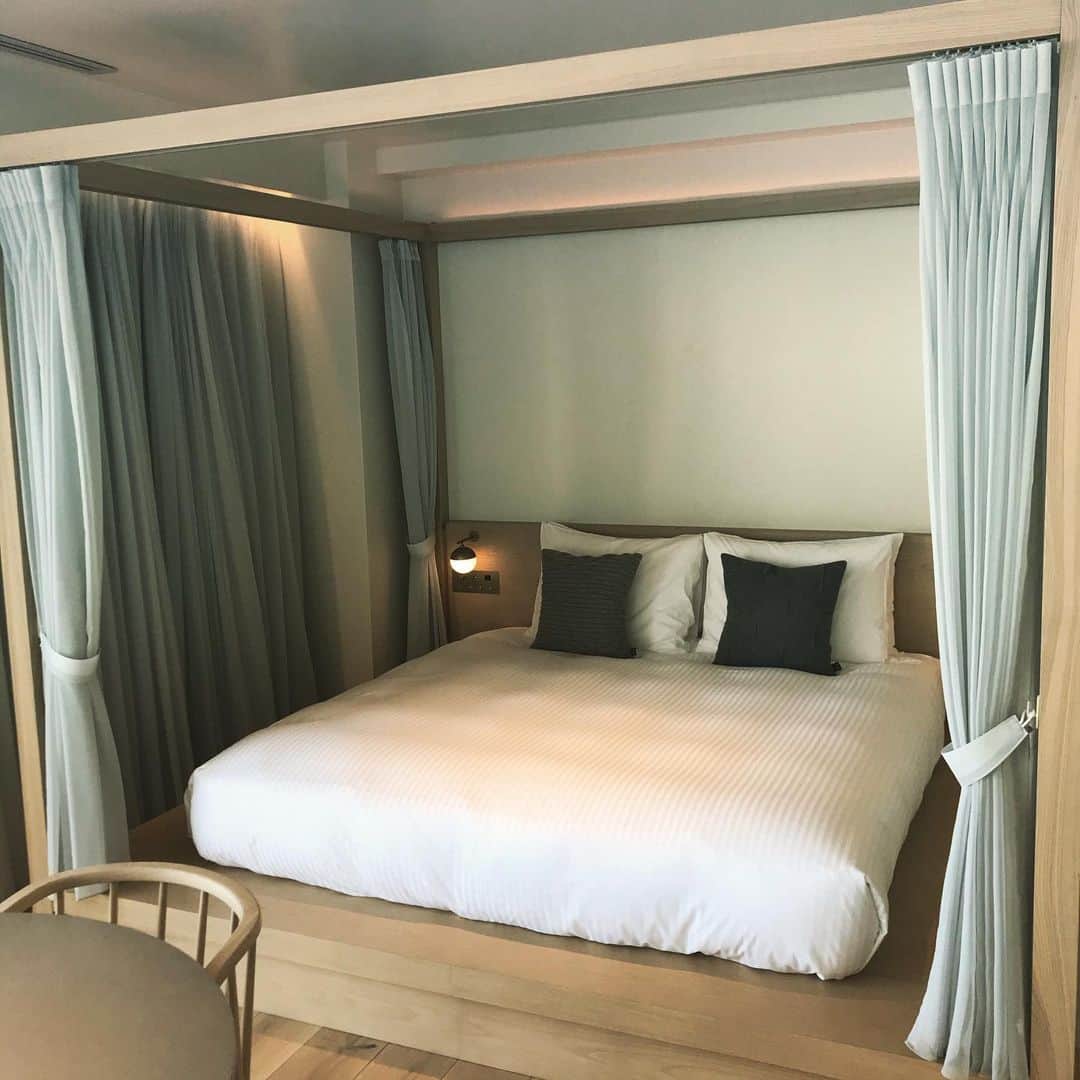 青木ロビンさんのインスタグラム写真 - (青木ロビンInstagram)「ホテル アンテルーム 那覇 HOTEL ANTEROOM NAHA の内覧に招待頂き行ってきました。  美術館！ってくらいの ギャリースペースや拘り抜いたデザイン。 那覇の立地で海が見える素晴らしいロケーション。  料金もリーズナブルで、利便性も良い場所なんで 観光にもライブなどで来るアーティストの皆さんにもおススメです。  哲郎さん おめでとうございます！！ https://okinawa-uds.co.jp/hotels/anteroom-naha/  #anteroomnaha」3月5日 10時26分 - aokirobin