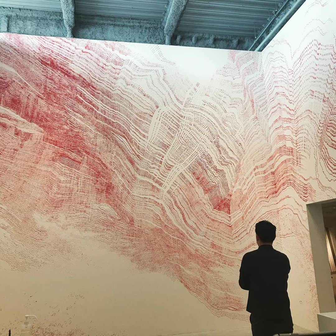 青木ロビンさんのインスタグラム写真 - (青木ロビンInstagram)「ホテル アンテルーム 那覇 HOTEL ANTEROOM NAHA の内覧に招待頂き行ってきました。  美術館！ってくらいの ギャリースペースや拘り抜いたデザイン。 那覇の立地で海が見える素晴らしいロケーション。  料金もリーズナブルで、利便性も良い場所なんで 観光にもライブなどで来るアーティストの皆さんにもおススメです。  哲郎さん おめでとうございます！！ https://okinawa-uds.co.jp/hotels/anteroom-naha/  #anteroomnaha」3月5日 10時26分 - aokirobin