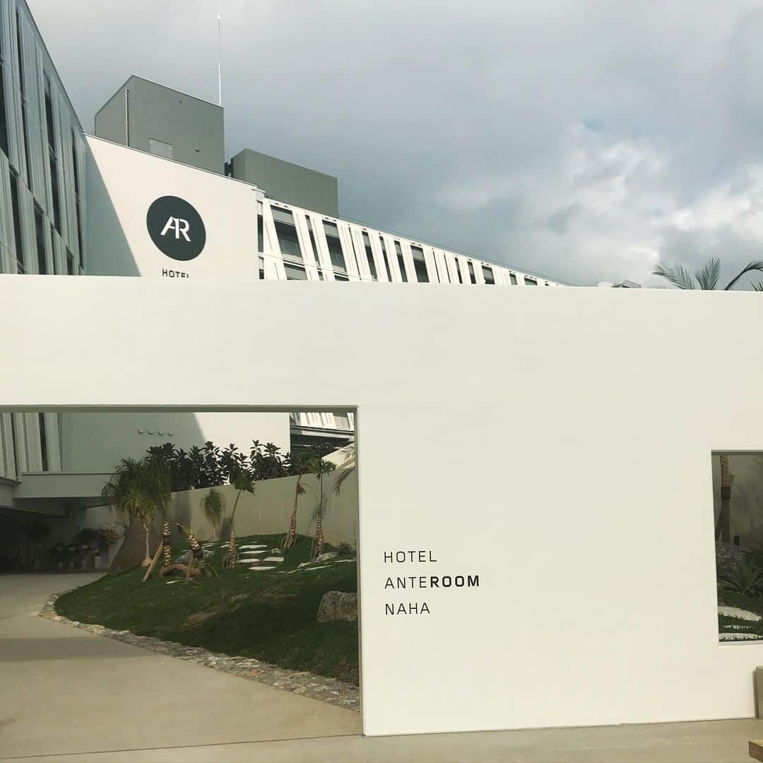 青木ロビンさんのインスタグラム写真 - (青木ロビンInstagram)「ホテル アンテルーム 那覇 HOTEL ANTEROOM NAHA の内覧に招待頂き行ってきました。  美術館！ってくらいの ギャリースペースや拘り抜いたデザイン。 那覇の立地で海が見える素晴らしいロケーション。  料金もリーズナブルで、利便性も良い場所なんで 観光にもライブなどで来るアーティストの皆さんにもおススメです。  哲郎さん おめでとうございます！！ https://okinawa-uds.co.jp/hotels/anteroom-naha/  #anteroomnaha」3月5日 10時26分 - aokirobin