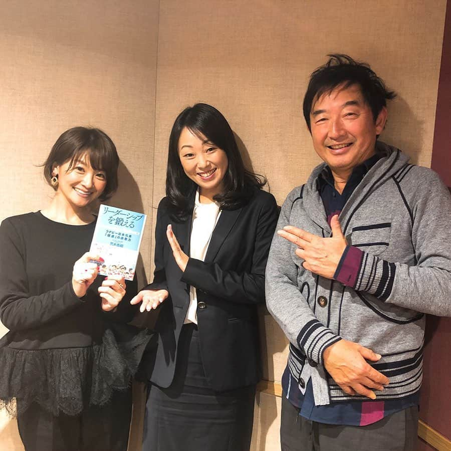 武藤乃子さんのインスタグラム写真 - (武藤乃子Instagram)「📻 JFNネット「石田純一のNo socks J life」  ゲストは、元ラグビー日本代表のメンタルコーチ、荒木香織さんです。  ラグビー日本代表と言えば！ 昨年のワールドカップの盛り上がりが記憶に新しいですが、荒木さんは2012-2015年に代表のメンタルコーチとして帯同し、まさにラグビー界の大躍進を支えてきたお一人です。  ラグビー代表ということで共通の知人もいて、その場で2ショット📷を撮って、メールを送ってくれていました。笑  代表の裏話にはもちろん興味津々ですが、荒木さんの著書「リーダーシップを鍛える」は、一般社会でも役立つ内容であることは間違いないし、特に団体スポーツに携わる方は読んで損することはないと思います。 私ももう一度じっくり読み込んで、⚽️長男の今後に役立てられればいいな、と思っています。  放送エリアの皆さま、ぜひ。  #jfn #ラジオパーソナリティー #ラジオ番組 #ラジオ収録 #ラジオ #石田純一 #アナウンサー #フリーアナウンサー #デュアルライフ #デュアルライフアナウンサー #荒木香織 #メンタルコーチ #ラグビー日本代表  群馬(月)11:30～ 栃木(日)19:30～ 山形(金)13:30～ 新潟(水)11:30～ 岐阜(日)9:00～ 福井(月)5:00～ 山陰(日)9:00～ 広島(日)8:00～ 熊本(土)9:00～ 宮崎(土)11:30～」3月5日 10時20分 - muto_noriko.11