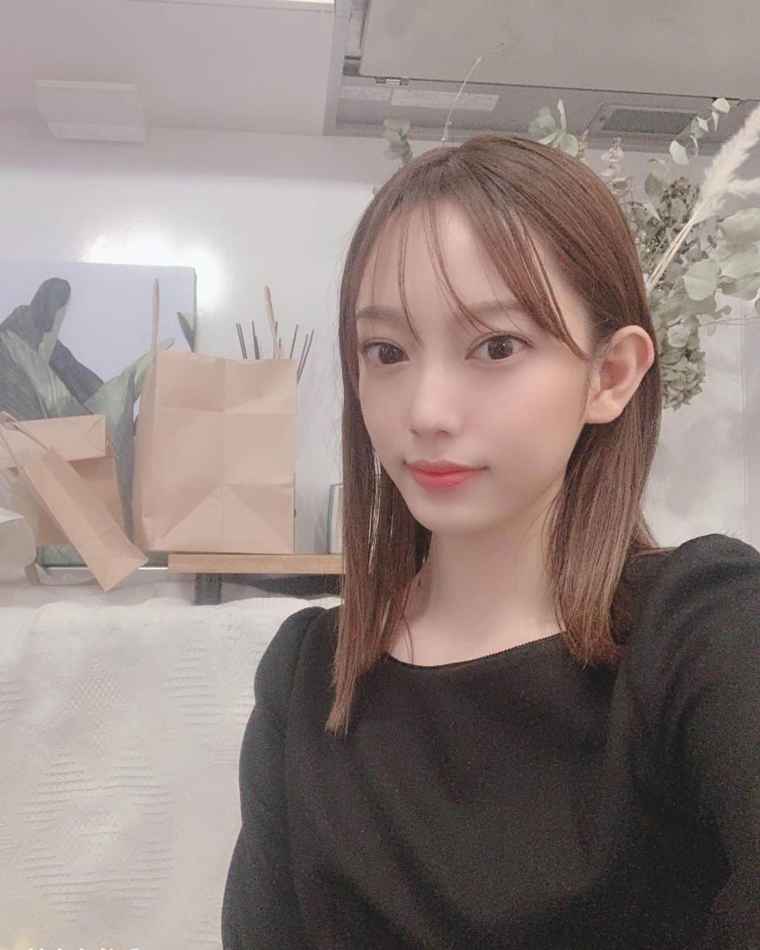 室加奈子のインスタグラム：「今日も一日がんばろう〜😊 最近ノーファンデ目指してるのだけど お肌のお勉強してたら、いける気がする！笑  #エステ #おはよう」