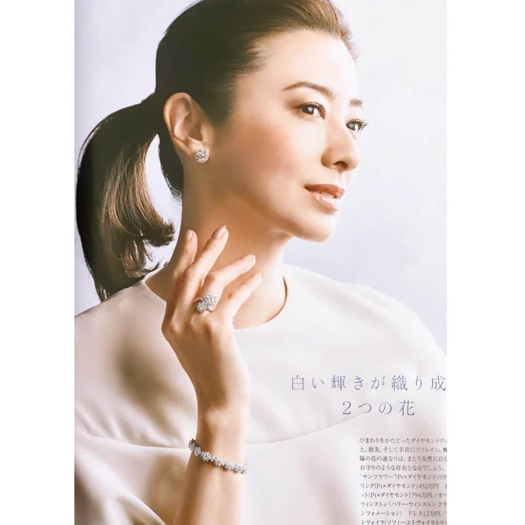 のインスタグラム：「家庭画報　4月号 ハリー・ウィンストン 花開く煌めきのガーデン　より  @kateigaho @harrywinston  #magazine #kateigaho #家庭画報#haruka#春香#model#モデル#jewelry #ハリーウィンストン」