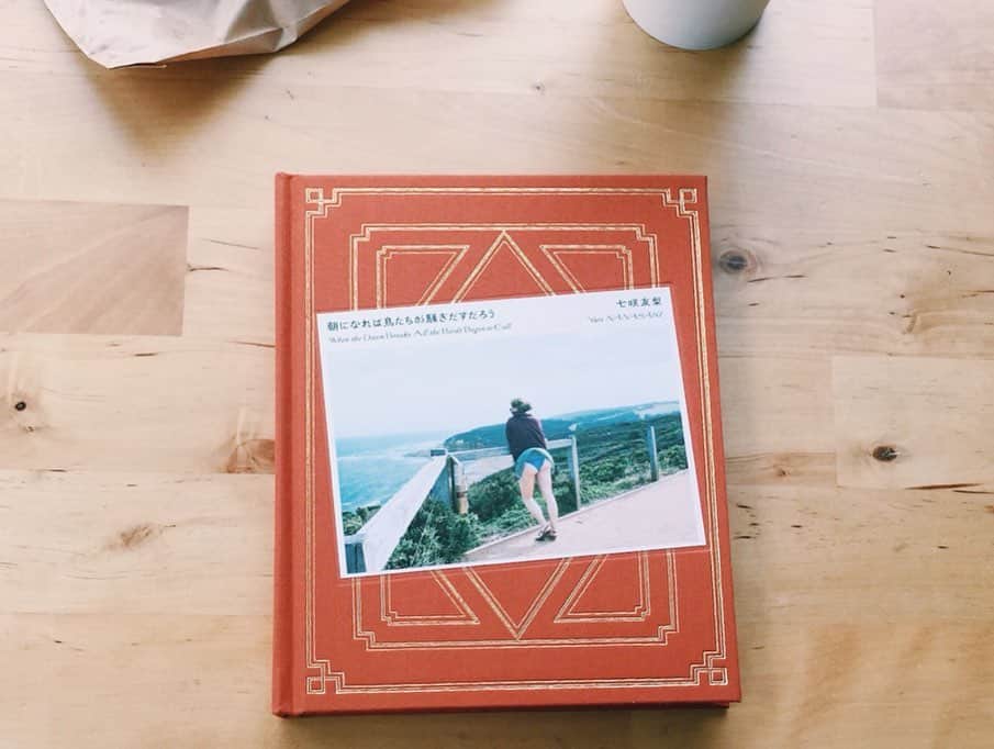 七咲友梨さんのインスタグラム写真 - (七咲友梨Instagram)「友達が写真集を見たコメントを書いてくれた。 . 嬉しくなってわたしももう一度丁寧にページをめくる。 その子の感想と一緒に写真集を旅するような感覚の朝。 . . フラットホワイトを飲みながら。 . お願いするとフラットホワイトを作ってくれるカフェ @woodberry_shibuya . . #朝になれば鳥たちが騒ぎだすだろう #写真集 #photobook #旅 #trip #フラットホワイト  #七咲友梨 #yurinanasaki #nanasakiyuri . . マリちゃん、ありがとう😊」3月5日 10時35分 - nanasaki_yuri