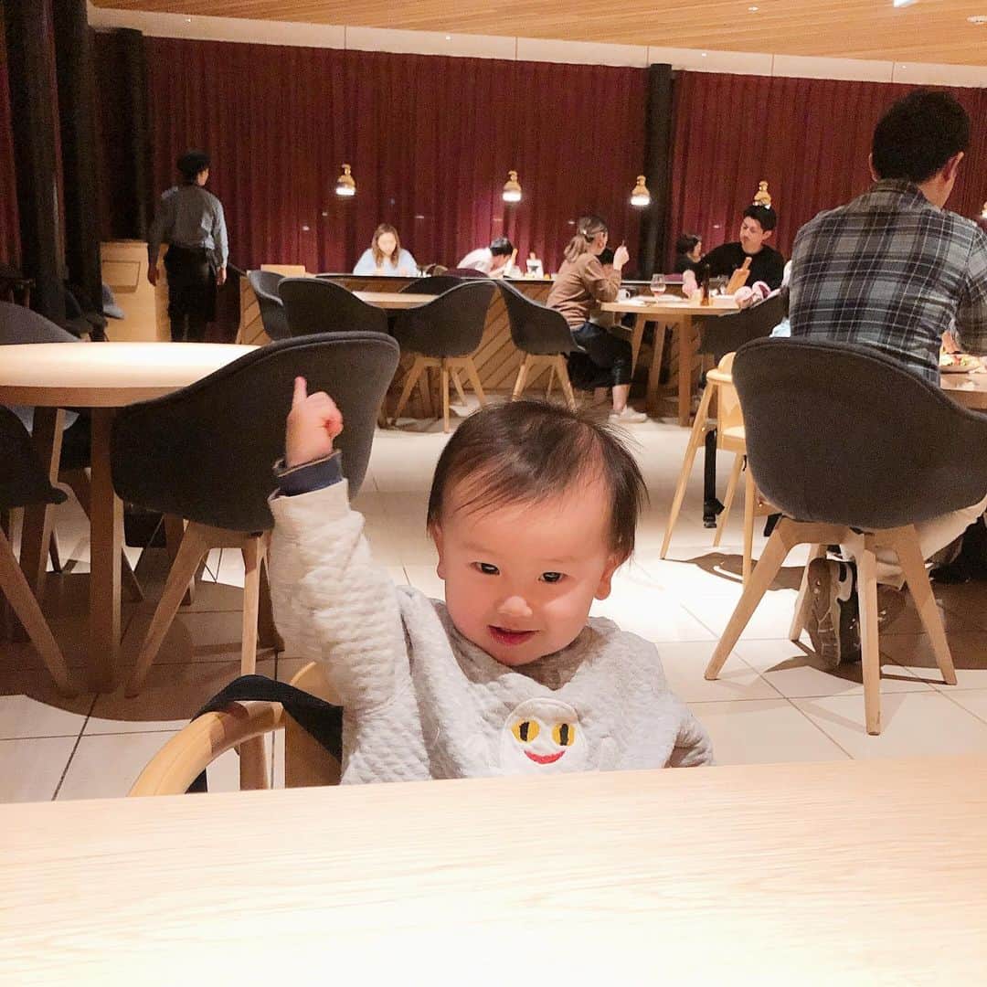 Boojilのインスタグラム：「3月は次男の誕生月。月末で1歳になる。  少し早いけれど、次男が産まれてから、育児に仕事に、頑張ってきたご褒美として家族で一泊旅行に出た。  栃木県那須塩原にある、リゾナーレ那須。星野リゾートが昨年秋にオープンした宿で楽しいひと時を過ごしてきました。  子連れには安心して楽しめるような、森でのアクティビティや、ボールプールや、アスレチック、食事まで充実していてとってもよかったです。  数年前にリゾナーレ八ヶ岳に雑誌の取材で招待していただき、プライベートでもいつか星野リゾートの宿に泊まりたいと思っていたから、ようやく実現して嬉しい。  長男の歓と一緒にピザ作りを楽しんだり、ハーブティーを自分たちでブレンドしたり、マシュマロ焚き火で焼いたり、、、 宿とは思えぬ充実したワークショップサービスもあったり驚き。  温泉につかりながら、樹々を眺めていたら、ちゃんと春を迎える準備をしていて、蕾がふくふく丸くなっていた。  なんとなく、不安に思っていたことも怖くなくなって、確実に前に進んでいるなぁと安心した。  どんな時代も、あらゆる問題や悩み、不安を抱えるものだけれど、小さな生命の芽吹きには歓びしかなく、自然はいつでも、あたたかでどっしりと構えている。  こどもたちを眺めていると、いつでも笑顔をふりまいて、不安や心配なんてものは小さくなっていくのだった。  旅はやっぱり良い。 自分をリセットできるから。  もうすぐ1歳だね。 お誕生日には何をあげようかな。産まれてきてくれて、ありがとう。  #誕生日 #家族旅行 #子連れ旅行  #リゾナーレ那須  #星野リゾート  #那須塩原」