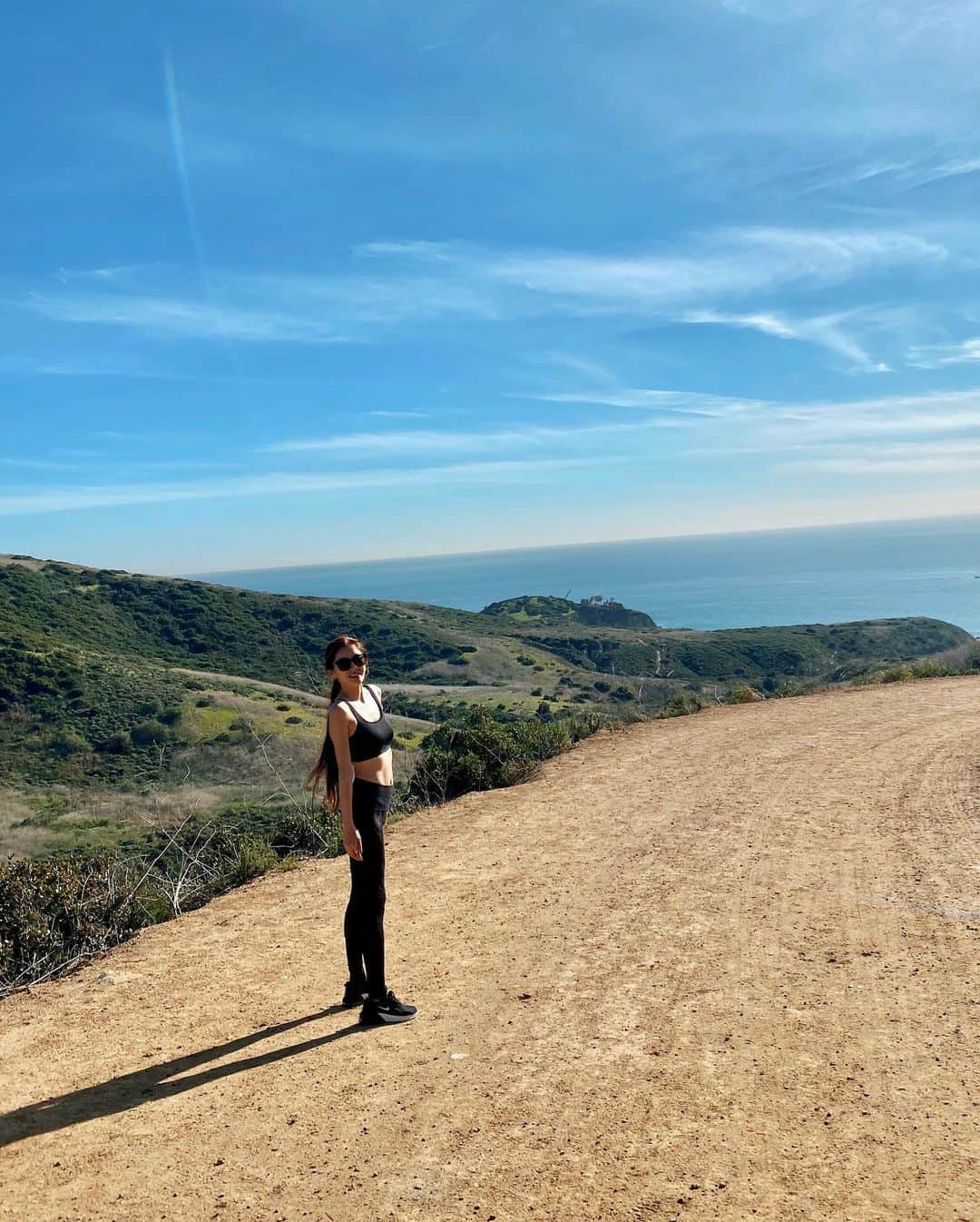 のインスタグラム：「I always wanna keep smile n happy wherever I am necessary to stay positive🦋🦋🦋💕 . . . #hike #lagunabeach #aloyoga #yoga #picoftheday #beachlife #pic」