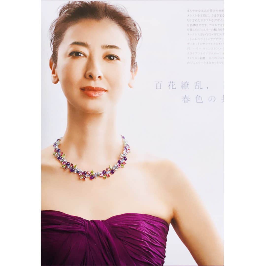のインスタグラム：「家庭画報　4月号 ハリー・ウィンストン 花開く煌めきのガーデン　より  @kateigaho @harrywinston  #magazine #kateigaho #家庭画報#haruka#春香#model#モデル#jewelry #ハリーウィンストン」