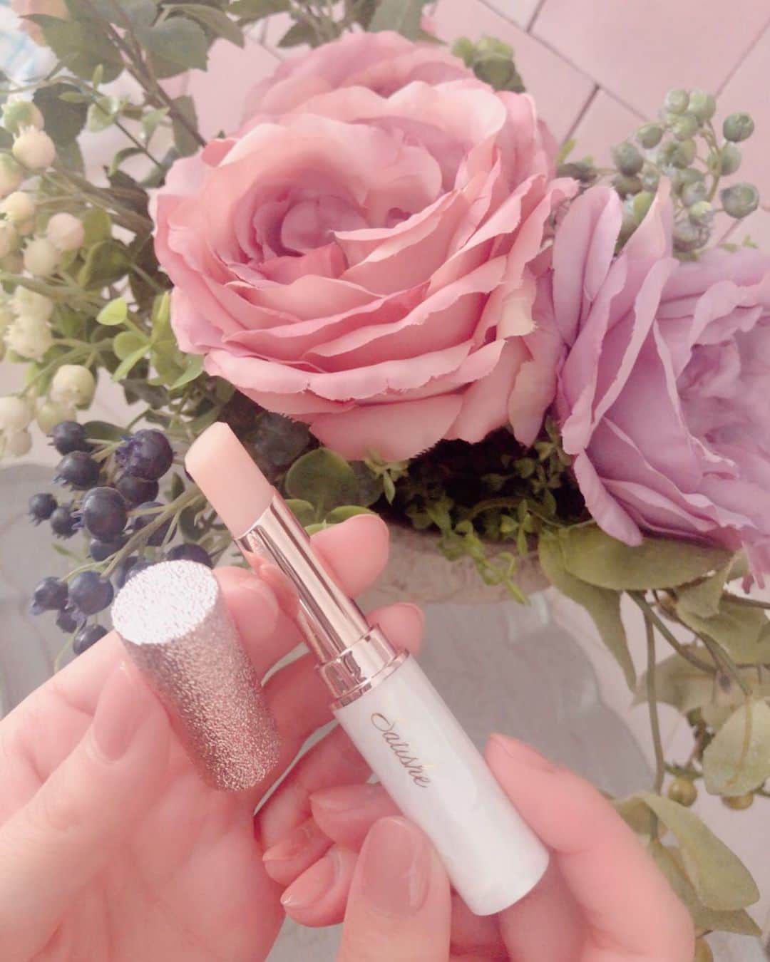増田愛里菜のインスタグラム：「. おはよう🥀 . . . やっぱりSatisheのリップトリートメントいい🥺💄💐✨ . . くすみ取ってくれるし、更に使えば使うほど唇がふっくらしてくるんだよぉ🥺💋💭 . . これはリピ買い決定〜💝 . . . 💟購入はこちらから(DMしてみてね💌) .  @salon_mercipico . . . #サティシェ #リップトリートメント #リップクリーム #唇 #ツヤ #潤い #日焼け止め #リップ下地 #大人エイジングケア #satishe #cpコスメティクス  #mercipico #メルシーピコ #メルピコ」
