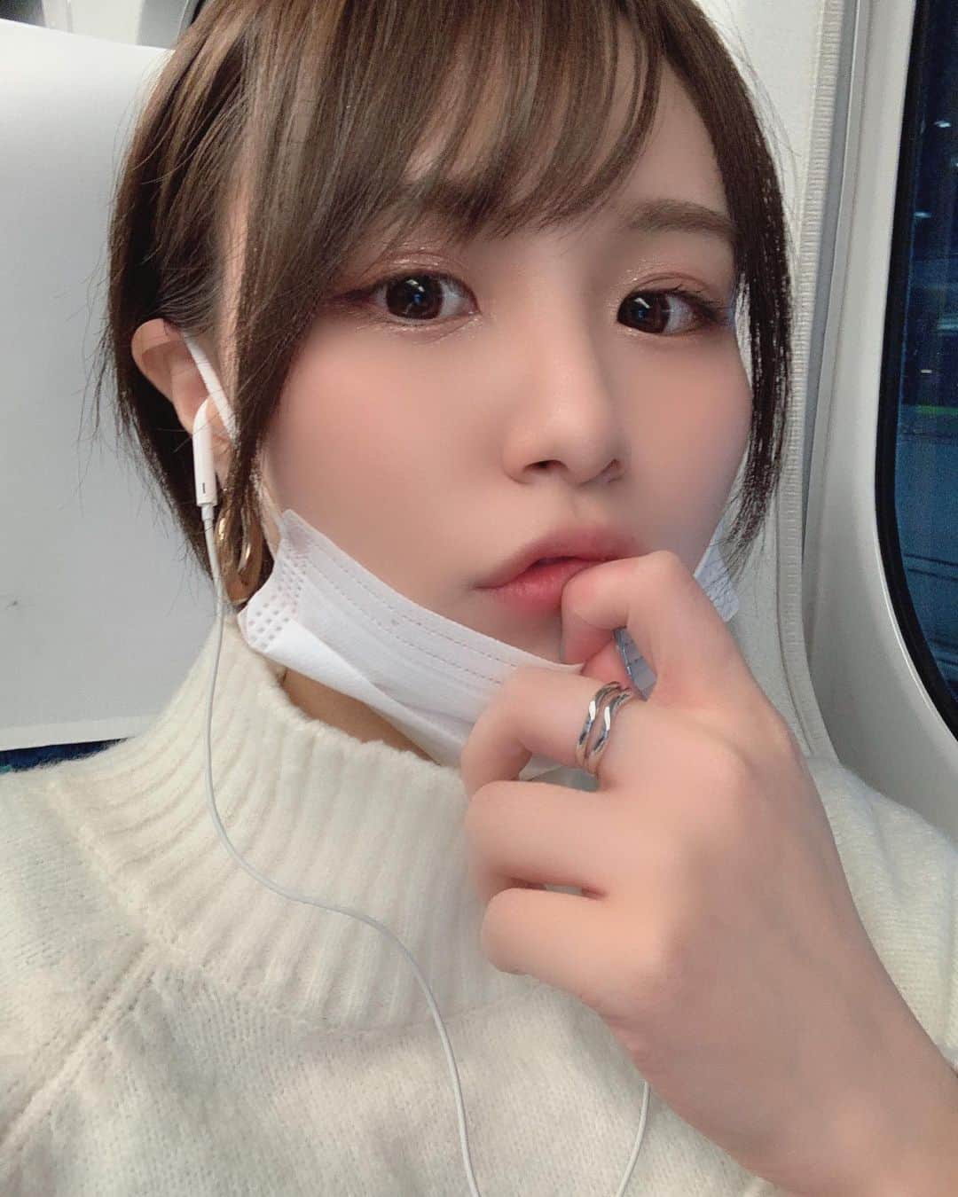 のインスタグラム：「↩︎ . コロナの影響たくさん出てますね。 みなさん体調には気をつけてくださいね🥺 手洗い！うがい！大事！ . . . 必需品のマスクどこかに売ってるかなー 花粉症の私にはちゅらい〜🤧 アルコール除菌もほしい🤧 . . . #コロナ#花粉症#マスク#手洗い#うがい#大事 #気をつけてくださいね#likeme#followｍe」