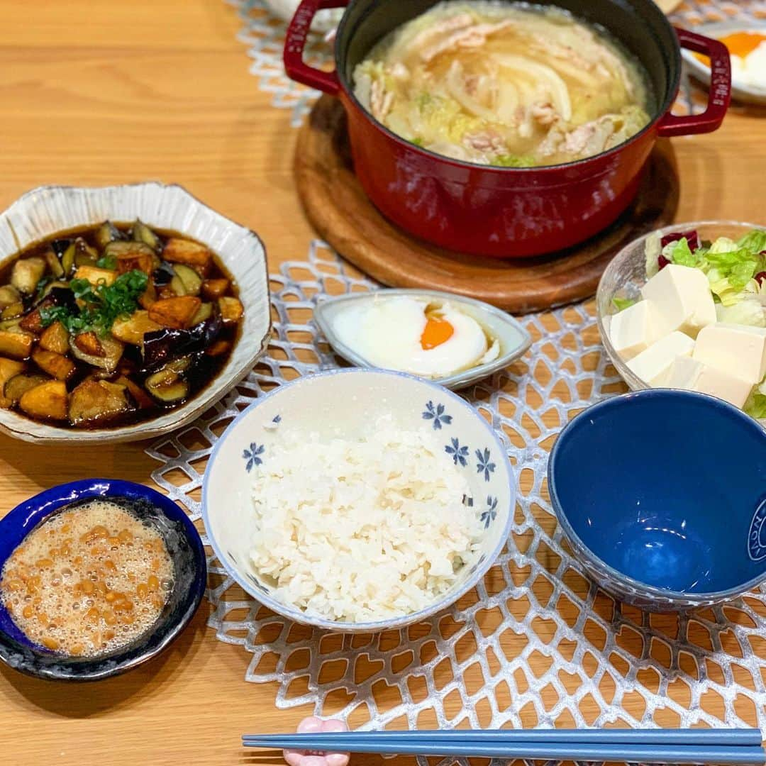 奥山夏織さんのインスタグラム写真 - (奥山夏織Instagram)「お家ご飯あげないの？って聞かれたのですぐあげる笑 初めて白菜と豚肉のミルフィーユ鍋作ってみました💓 ・ #白菜と豚肉のミルフィーユ鍋 #揚げなすとじゃがいもの麺つゆ浸し #豆腐サラダ #納豆 #温玉 ・ 2枚目に載せている温玉機で美味しく温玉ができました💓ずっと欲しかったので嬉しい😊 ・・・ #かおりずキッチン #cooking #料理 #主婦料理 #OL料理 #クッキング #ご飯#foodinsta #food #foodstagram #おうちご飯 #お家ごはん #晩ご飯 #晩御飯」3月5日 10時50分 - okuyama_kaori