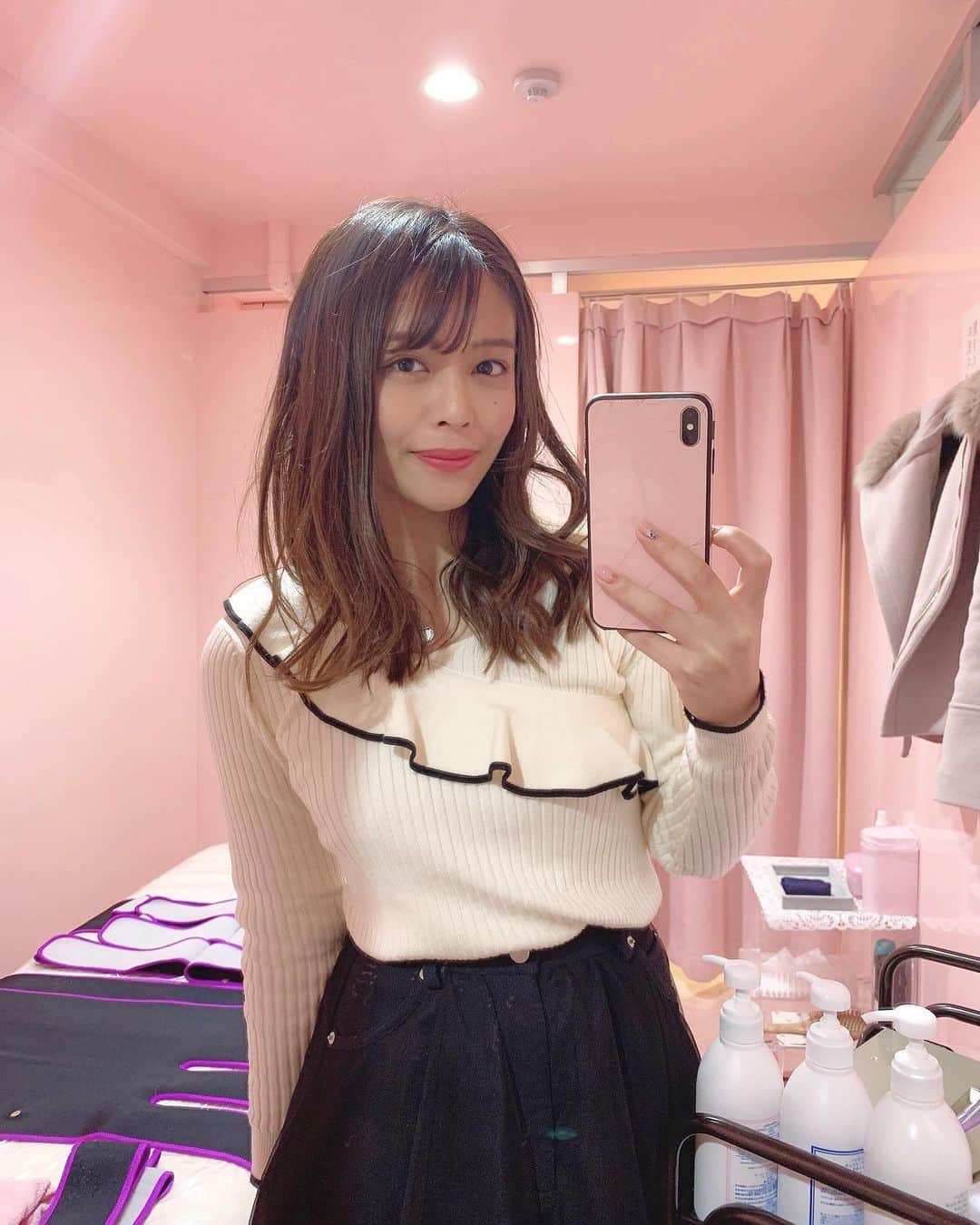 のインスタグラム：「定期的な痩身エステ💆‍♀️💓 銀座にあるアントワネットってところに 通ってます(❁´◡`❁) @antoinette.ginza_official . いつもお願いしている生体電流は ・コラーゲンの生成 ・自律神経を整える効果 ・細胞の活性化　に効くらしい✨ 痩せやすい、老化しにくい身体にケアしてます💓 . ハイライトにURL載せてるので チェックしてみてね🌟 . . 最近全然お出かけしてなくて 投稿するネタがないー😭 更新頻度減っててごめんなさい😢 色々な情報が交差して不安な日々ですが 皆さんくれぐれも気をつけて、 元気にお過ごし下さい😢💓💓 . #ダイエット #生体電流 #銀座エステ #美肌 #小顔 #FTI #エステティックアントワネット #痩身エステ #セルライト」