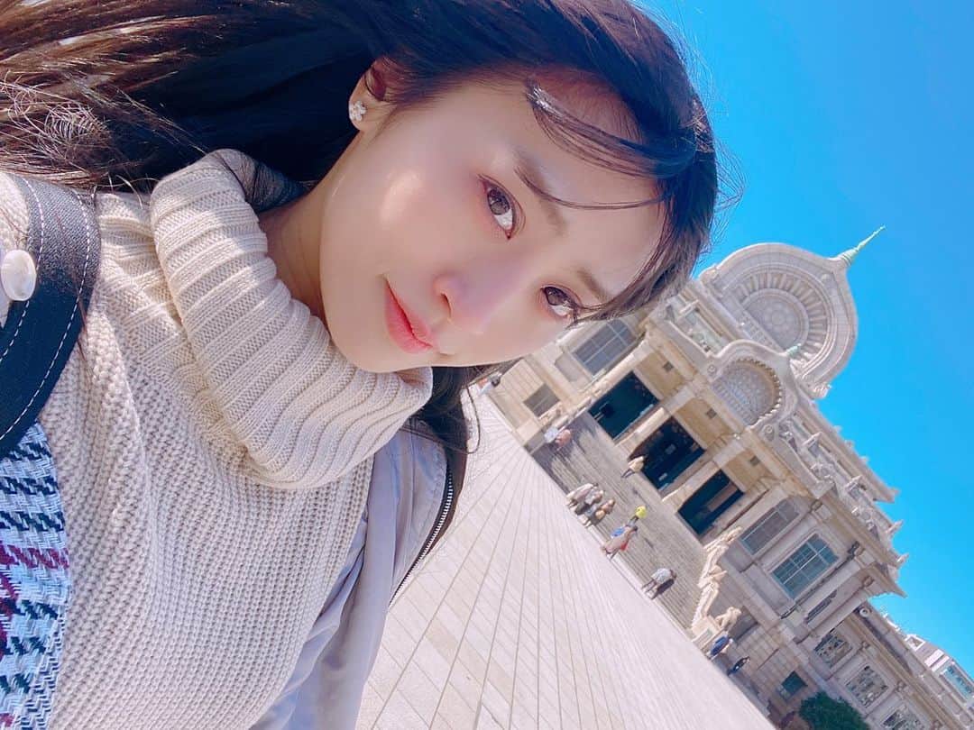 根岸愛のインスタグラム：「🏯🏰🏯 海外に来た感📷🥳 風強くて髪の毛取れちゃう #築地本願寺 #お寺 #築地 #強風」