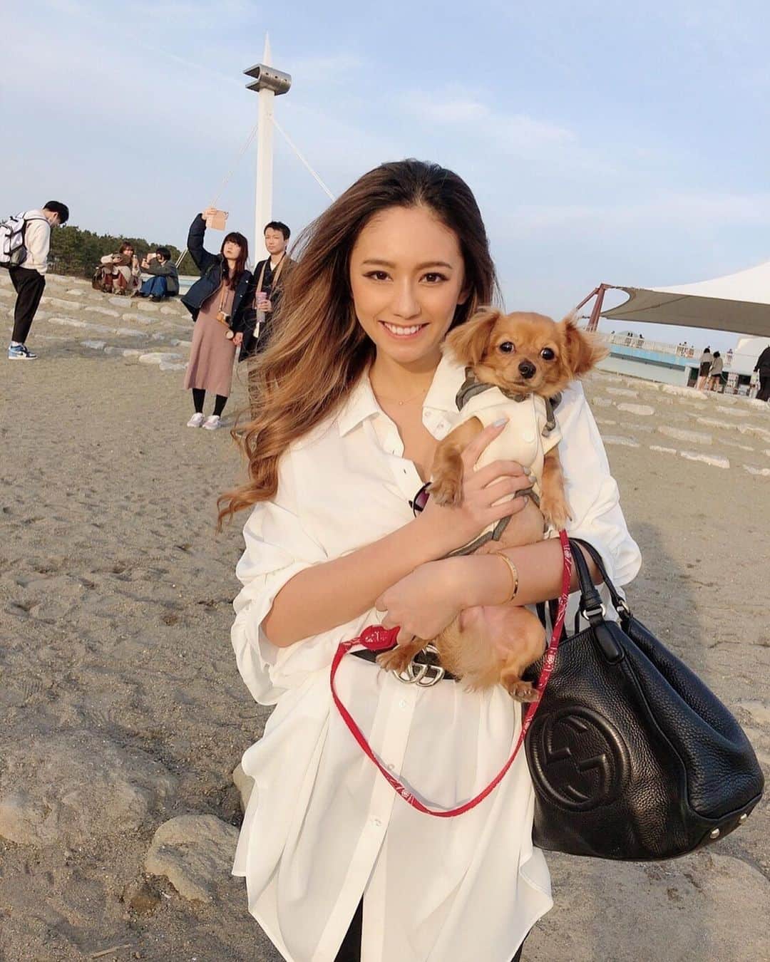 椿彩加のインスタグラム：「. おっはよ☀️ 花粉がやばいね。。 外出た瞬間目痒い。 鼻の粘膜焼きに行きたいんだけど やったことないからどうなんだろ 効くのかな痛くないのかな。 . これから病院だー。 だる。早く週末かもん。 . #おはよう #葛西臨海公園 #ふてくん #連れて #また行きたい #今度は #バドミントン #とか持っていきたいな #花粉対策 #マスク #以外になにがあるの #スギ花粉 #つらみ #わんちゃん #いっぬ #細いくせに #やたらちんちんでかい #ふてくん　#goodmorning #mybaby #love #puppy」
