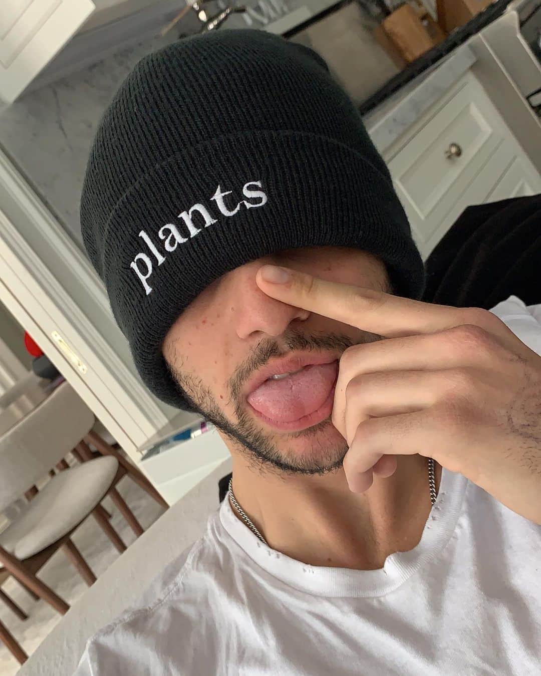 ノア・センティネオのインスタグラム：「All I do is sleep on couches, listen to pop music and waste my parents money.」