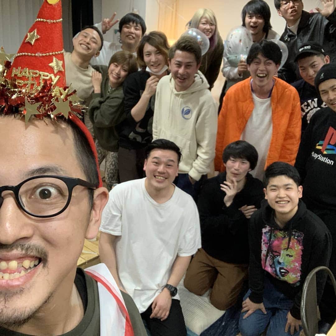横田のインスタグラム：「秀正の大崎さんの誕生日会に参加させて頂きました！ 終始爆笑の最高会でした！  #秀正 #hbd #つばめ花火」