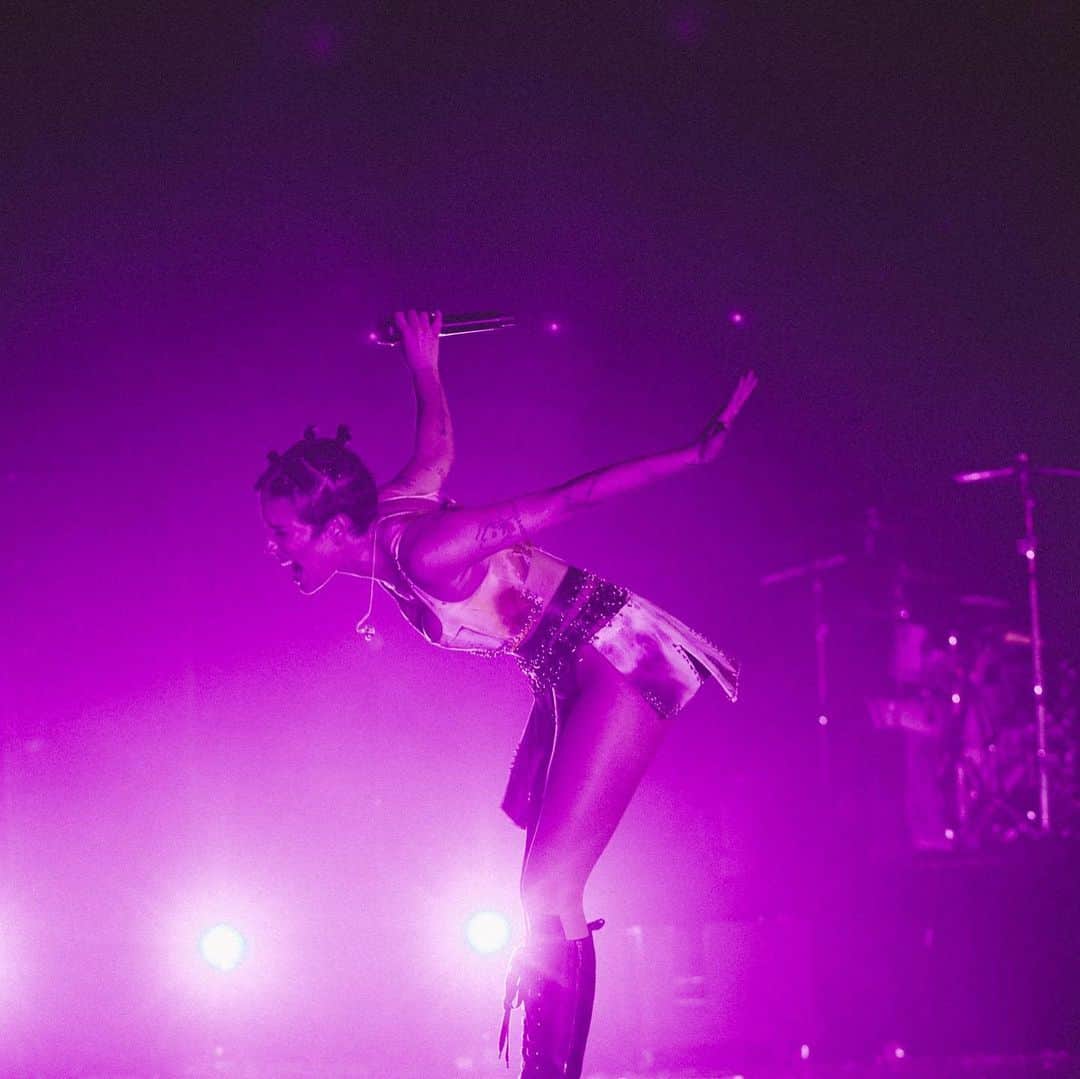 のインスタグラム：「Tiny glitter hair buns? ✔️ rainbow lasers ? ✔️ can fly? ✔️ will stomp on you in custom @giuseppezanotti combat boots? ✔️ anime warrior princess confirmed ✌🏼 @donslens」