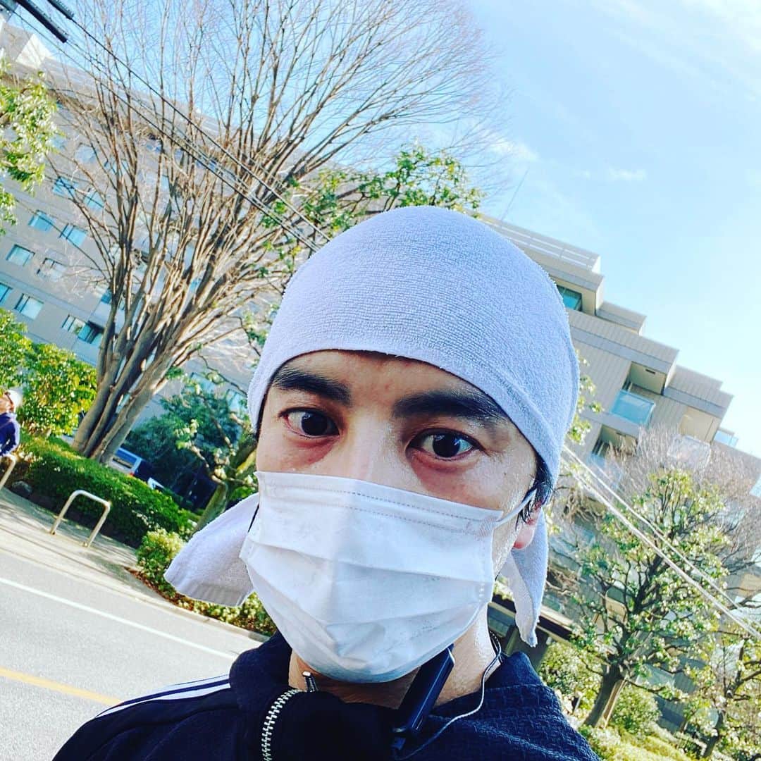 内田滋さんのインスタグラム写真 - (内田滋Instagram)「‪3日前から早起きして走ってます^_^‬ ‪三日坊主にならないように明日も走るようにしないと。‬ ‪#タオルにマスクに怪しすぎる‬」3月5日 11時27分 - shige_uchida