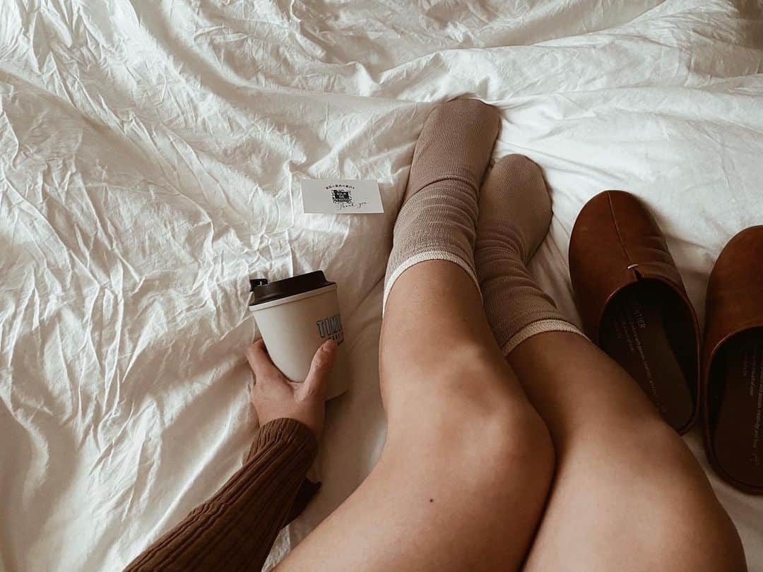 のインスタグラム：「ㅤㅤㅤ 苦手な白湯も克服し、靴下も冷えないやつ履いて、 朝のお風呂ではオイル入浴して…と まあまあ温活してるかも。 ㅤㅤㅤ その中でも、冷え取り靴下は今まで一つを使いまわしてて(笑) どうしたって無理があったので、いいのを探してたところ、 インスタでたまたま見つけた京都のブランド、 SILK DE KYOTO。 どうせなら地元応援したいってことで、こちらをゲット。 ㅤㅤㅤ 「素肌に最高の贅沢を」がブランドコンセプトなだけあって 靴下だけじゃなくて、上質な日本製の シルクのアイテムがいっぱいあるる🥺 ㅤㅤㅤ 仕組みとしては、シルクとコットンを重ね履きすることで 足の指から出る汗をシルクが吸収して、綿が放出することで 足を冷やさないっていうことらしい。 てことで、家ではシルク→コットン→シルク→コットン、 と、4枚履いてますが、お外に2枚だけ履いていくことも。 ㅤㅤㅤ わたしは大体、お風呂後すぐか、太陽礼拝してから、 瞑想前に足が冷えないように履いてます。 ㅤㅤㅤ 公式ショップでLINEの友達登録と会員登録したら、 その場で使える500円のクーポンもらえてラッキー✌️ シルクインナーも買いたいわ…🤔」