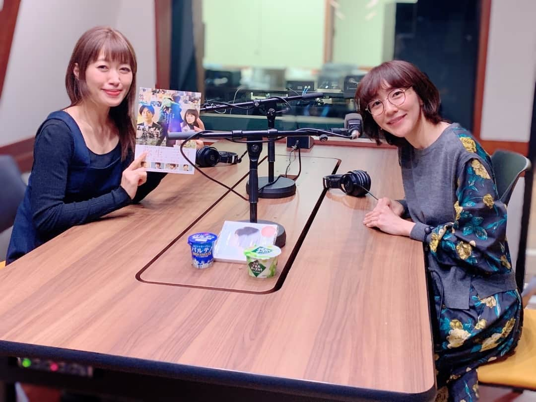 坂本美雨のディア・フレンズさんのインスタグラム写真 - (坂本美雨のディア・フレンズInstagram)「今日の #ディアフレンズ ﻿⠀ 作曲家でピアニストの﻿⠀ #平井真美子 さんをお迎えしました‼️﻿⠀ ﻿⠀ これまでに、ドラマ「#同期のサクラ」﻿⠀ 「#ハケン占い師アタル」、映画「#白夜行」﻿⠀ 「#恋妻家宮本」「#そらのレストラン」など﻿⠀ 数多くのサウンドトラックを手がけてこられた﻿⠀ 平井真美子さん🎹﻿⠀ ﻿⠀ 美雨さんとは家族ぐるみのお付き合いで﻿⠀ LIVEでも共演をされていますが﻿⠀ 実は、二人が初めて出会ったのは数ヶ月前…﻿⠀ ﻿⠀ 美雨さん﻿⠀ 「真美子ちゃんの演奏は風のようだなって﻿⠀ 思っていて、透明感があって、温かみがある。﻿⠀ 表向きには柔らかいルックスだったり﻿⠀ 声だったり…だけど、演奏が始まると沸々と﻿⠀ 情熱があるというのを、すごく感じますね。」﻿⠀ ﻿⠀ ﻿⠀ 平井真美子さん﻿⠀ 「（私は）器用じゃないので、内なるもの﻿⠀ 自分自身と対面することが難しいんだけど﻿⠀ まっすぐ向き合った音の中には﻿⠀ そういうものが出ているといいなとは﻿⠀ 常々思っています。」﻿⠀ ﻿⠀ ﻿⠀ 平井真美子さんが音楽を担当された﻿⠀ #波留 さん #成田凌 さん出演の映画﻿⠀ 『弥生、三月 -君を愛した30年-』は﻿⠀ 3月20日に公開されます。﻿⠀ 脚本・監督は#遊川和彦 さん！﻿⠀ ﻿⠀ ――――――――――――――――﻿⠀ 【#森永乳業 #CafeTalk】﻿⠀ ﻿⠀ ❓大切にしている言葉は❓﻿⠀ ﻿⠀ 「言うのが恥ずかしいんだけど…﻿⠀ “本当の私”という言葉を﻿⠀ 自分で唱えるようにしている。﻿⠀ すごく優柔不断で、同じようなことを考えて﻿⠀ 悩んだり失敗したり。﻿⠀ 本当はいつもこうありたい﻿⠀ こうしたいっていう気持ちがあるのに﻿⠀ 何かに憚られて﻿⠀ 見失うことが多かった。﻿⠀ それが音楽のなかでやれてきたと﻿⠀ 思っていたんだけど﻿⠀ まだ、もっと何かありそうな気がしてきて…﻿⠀ 今の気持ち本当かな？って﻿⠀ 自分に言うだけで﻿⠀ 今まで超えられなかった壁が﻿⠀ 超えられるようになりつつある。」﻿⠀ ﻿⠀ #ピアニスト #ピアノ #piano﻿⠀ #弥生三月君を愛した30年﻿⠀ #坂本美雨 #ディア ﻿⠀ #TOKYOFM #JFN #全国38局ネット ﻿⠀ ﻿⠀ ﻿⠀」3月5日 11時30分 - dearfriends80