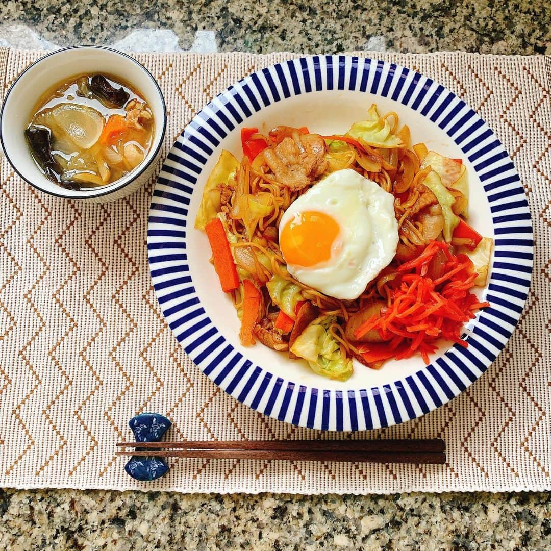 多岐川華子さんのインスタグラム写真 - (多岐川華子Instagram)「無性に焼きそばが食べたかった、ここ最近。やっと❤️ スープを合わせ野菜もたっぷり摂れて満足！ やっぱ焼きそばには紅生姜🤤 . . #food#lunch#instafood#home#おうちごはん#お昼ごはん#ランチ#焼きそば#紅生姜#スープ#無性に食べたかった#満足ごはん#目玉焼きのっけ焼きそば#はなこ飯」3月5日 11時34分 - hanako__official