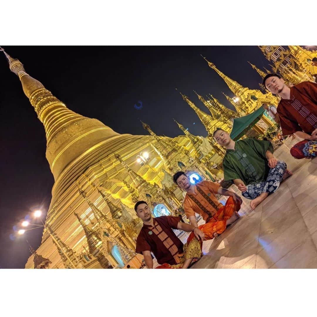 木尾陽平さんのインスタグラム写真 - (木尾陽平Instagram)「先日行ったミャンマー旅行🇲🇲 #最高の旅#ミャンマー#幸せ#みんな大好き#感謝 『シュエダゴンパゴダ』 夜に行って正解。美し過ぎる。 仏塔へ向かう階段も美しい。 #位置情報おもろ #ミャンマーメモ 向こうでは寺院は基本裸足、そして生まれた日の曜日によって守護動物が異なり、御供えする花と御参りする場所が違う。 #僕は水曜日の午前 #牙のあるゾウ #水曜午後の人は #牙のないゾウ #8枚目は水曜午前の人の仏像#水曜午前生まれのあなたへ #感謝 とにかくスケールがデカ過ぎて感動😭 #夜に行く予定立ててくれたまりさん #ミャンマー住みます芸人  #感謝 #感謝ゴンパゴダ」3月5日 11時43分 - ykio1113