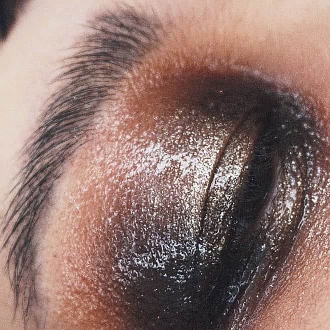 Sayaka Obaraのインスタグラム：「🤎🖤✨💦 @lindahallbergcosmetics #infinitydeeppalette , #interstellar & #infinityglass . . #messymakeup #glossyeyes #lindahallberg」