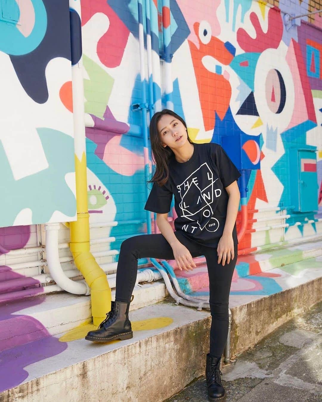工藤綾乃のインスタグラム：「Shell and joint t-shirt 発売されるよ👍今すぐ公式サイトチェックっ どの色お好き？」