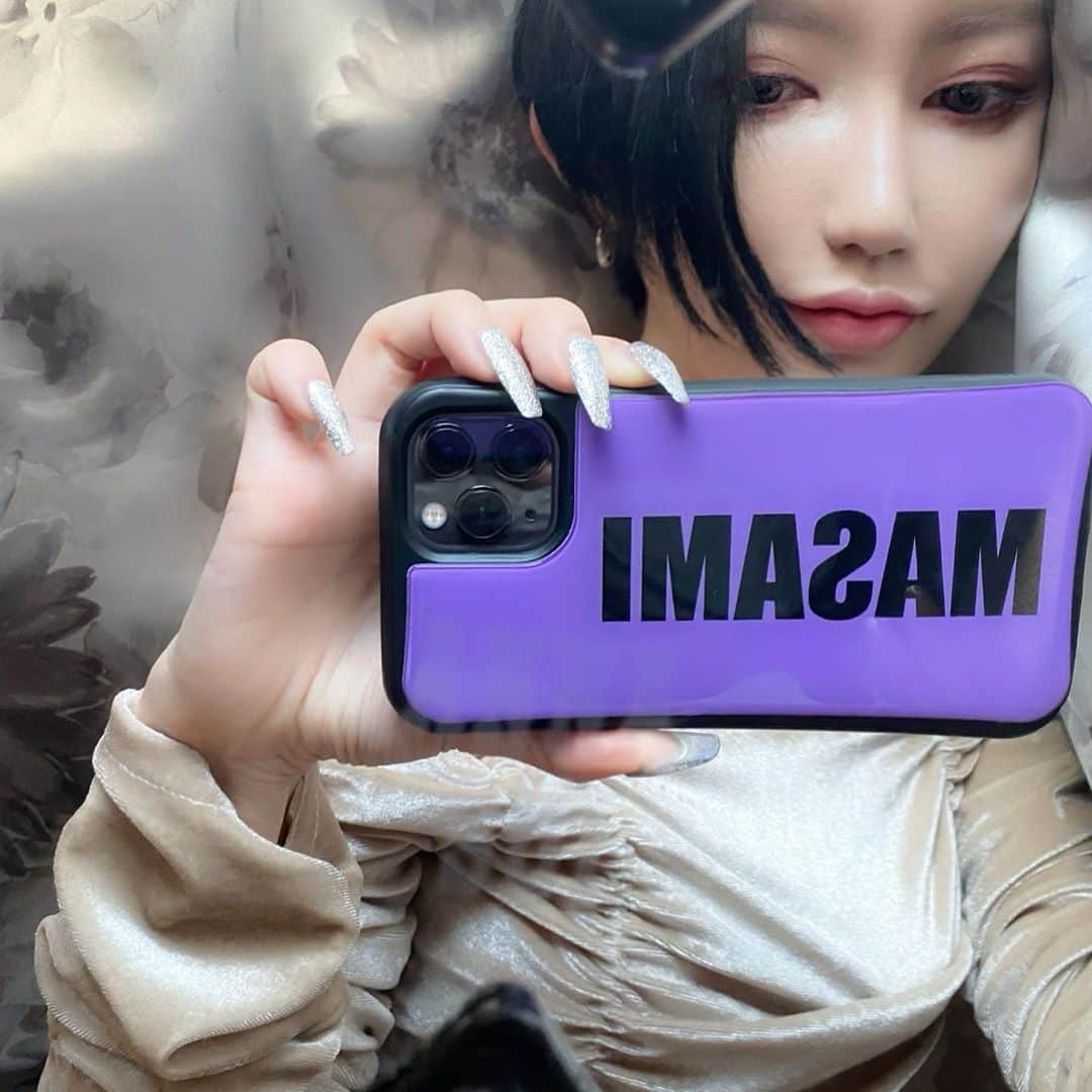 MASAMIのインスタグラム：「ここの名前の所は剥がすと壁やお風呂や鏡にくっつくの！お風呂でYouTube手ぶらで見れる🥺鏡に貼り付けて他撮り風とかとても重宝してます✌️ 剥がした裏は鏡になってるから鏡も持ち歩かなくていいししかも割れない鏡なのほんとに世紀の大発明🌟 詳しい使い方は @waylly_jp 見てみてね🤤  #ウェイリーでセルフィー  #waylly  #ウェイリー  #私は自ら気まぐれる  #MYWAYLLY」