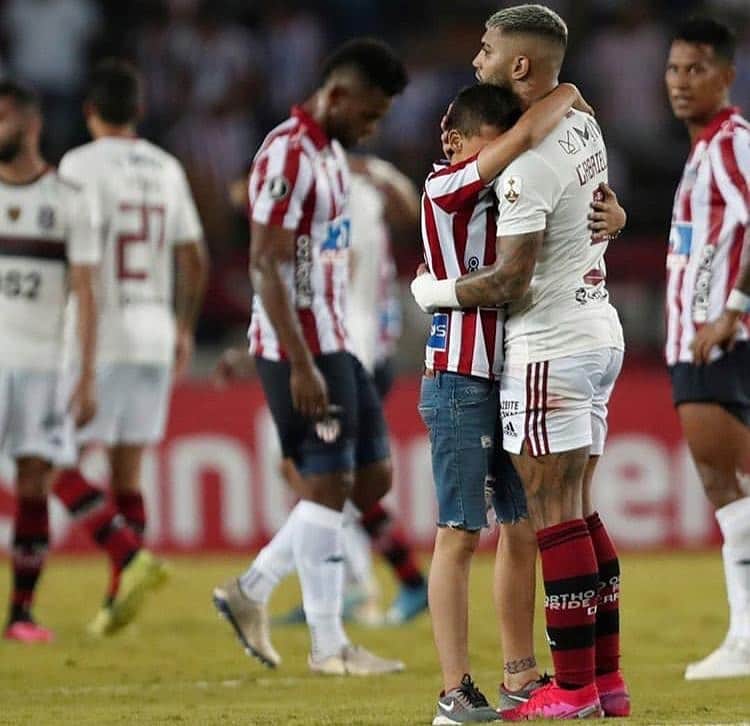 ガブリエウ・バルボーザ・アウメイダのインスタグラム：「Muchas gracias a toda la aficion del Junior Barranquilla por el cariño. Me sentí muy orgulloso y feliz, sobretodo por el cariño que recibí de los niños. ❤️」