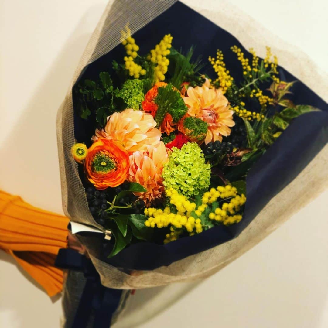 横山エリカのインスタグラム：「💐💐💐 #thankyou #bouquet #bouquetofflowers #ranunculus #dahlia #mimosa #ブーケ #花のある暮らし #ラナンキュラス #ダリア #ミモザ #へデラベリー #ポリシャス #ビバーナム」
