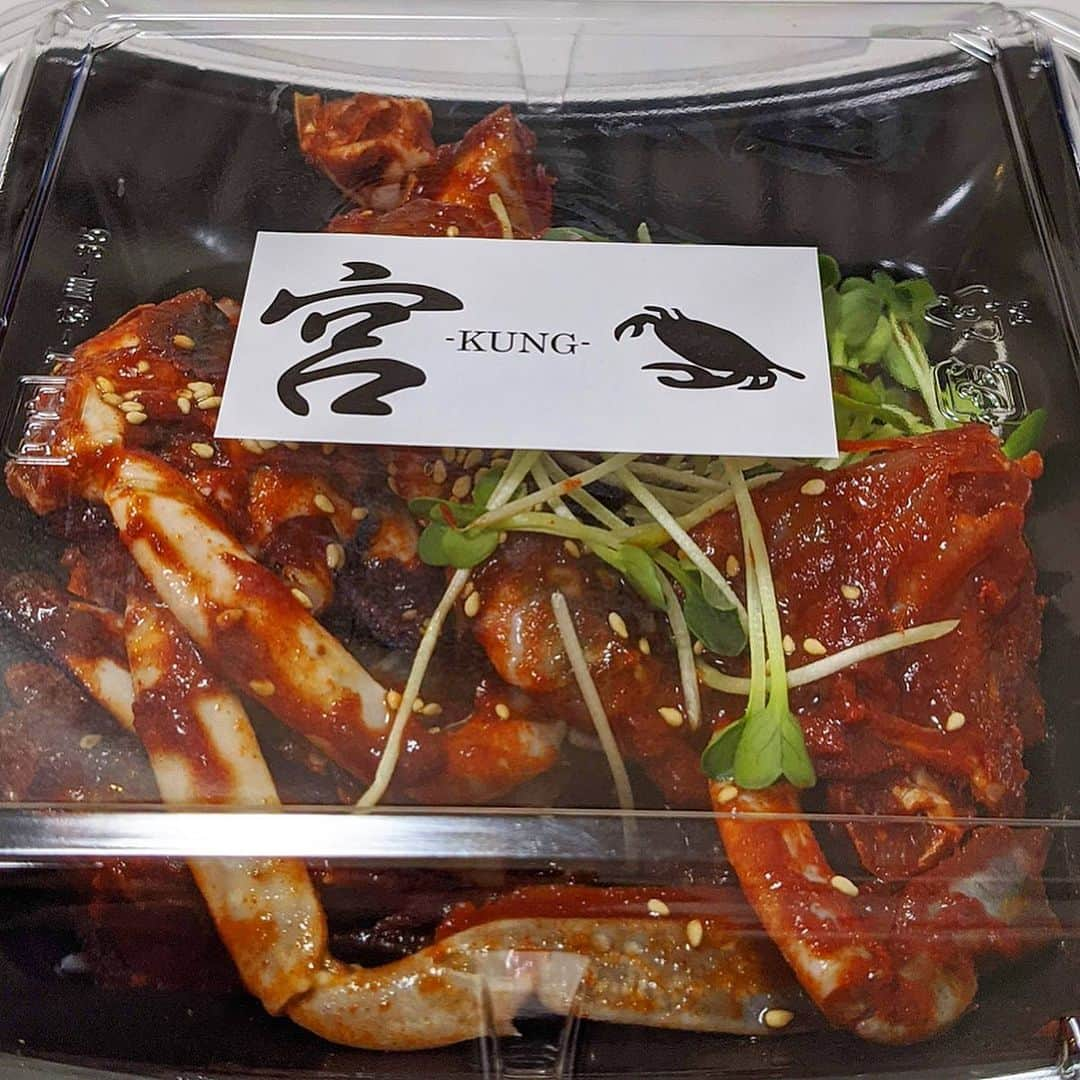 大見さなえさんのインスタグラム写真 - (大見さなえInstagram)「ヤンニョムケジャン🦀🔥﻿ 西麻布『#宮KUNG 』﻿ ubereatsで🚴‍♀️🎁﻿ ﻿ ヤンニョムケジャンは生のワタリガニを﻿ コチュジャンベースのたれに漬け込む韓国料理のひとつ🔥﻿ ここの大ぶりで身がたっぷり(*´꒳`*)✨﻿ ﻿ 〆にご飯と海苔とごま油ひとまわしして食べるのが🙆‍♀️💮﻿ ﻿ #ケジャン #ヤンニョムケジャン﻿ #渡り蟹 #蟹 #カニ #かに #辛い﻿ #めぐログ_西麻布 #西麻布グルメ﻿ #ubereats #西麻布 #旨辛 #게장﻿ #蟹醤 #gejang #양념게장 #海鮮料理 #宮kung」3月5日 12時04分 - tabe_megumi