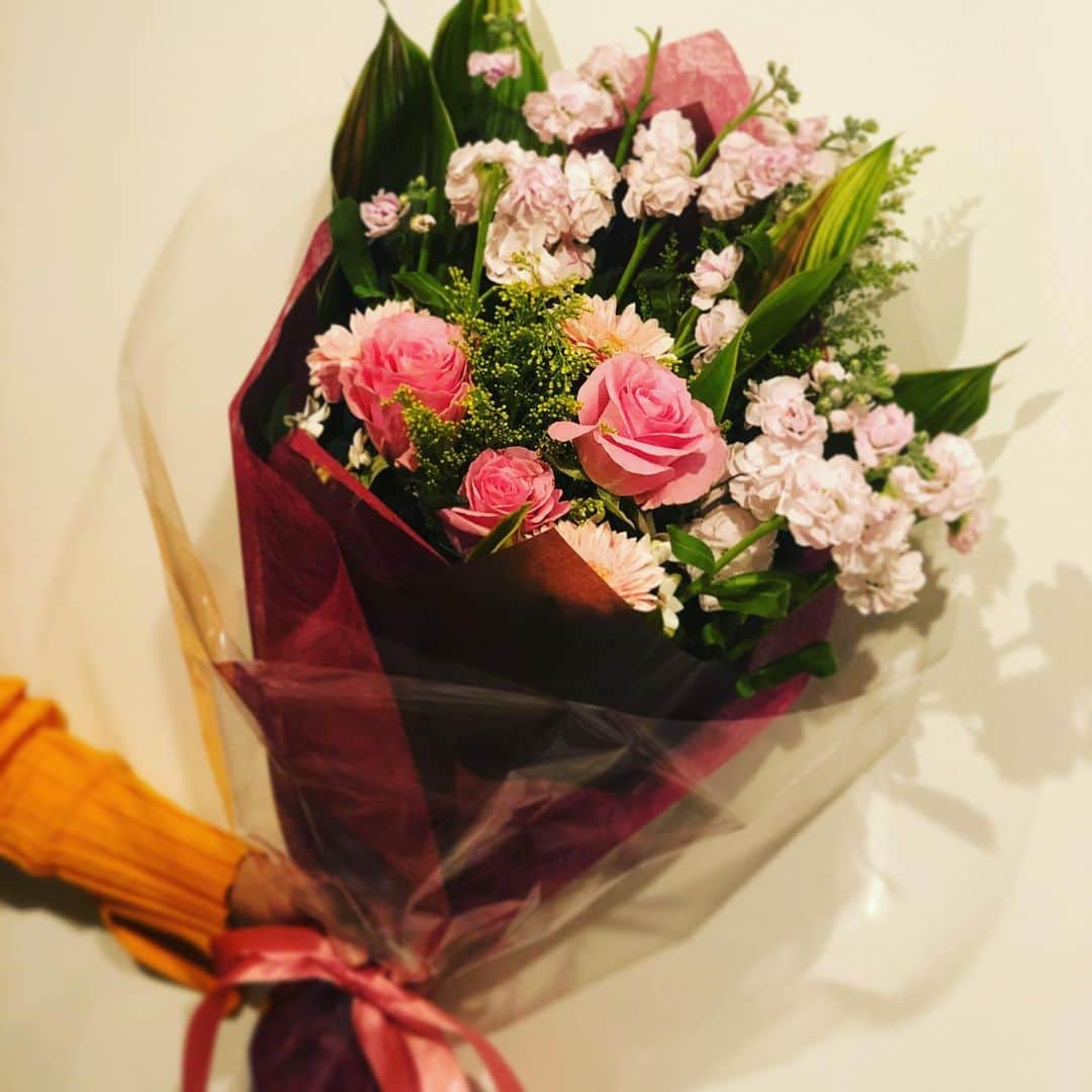 横山エリカのインスタグラム：「💐💐💐 #thankyou #bouquet #bouquetofflowers #rose #gerbera #pink #ブーケ #お花のある暮らし #薔薇 #ガーベラ」