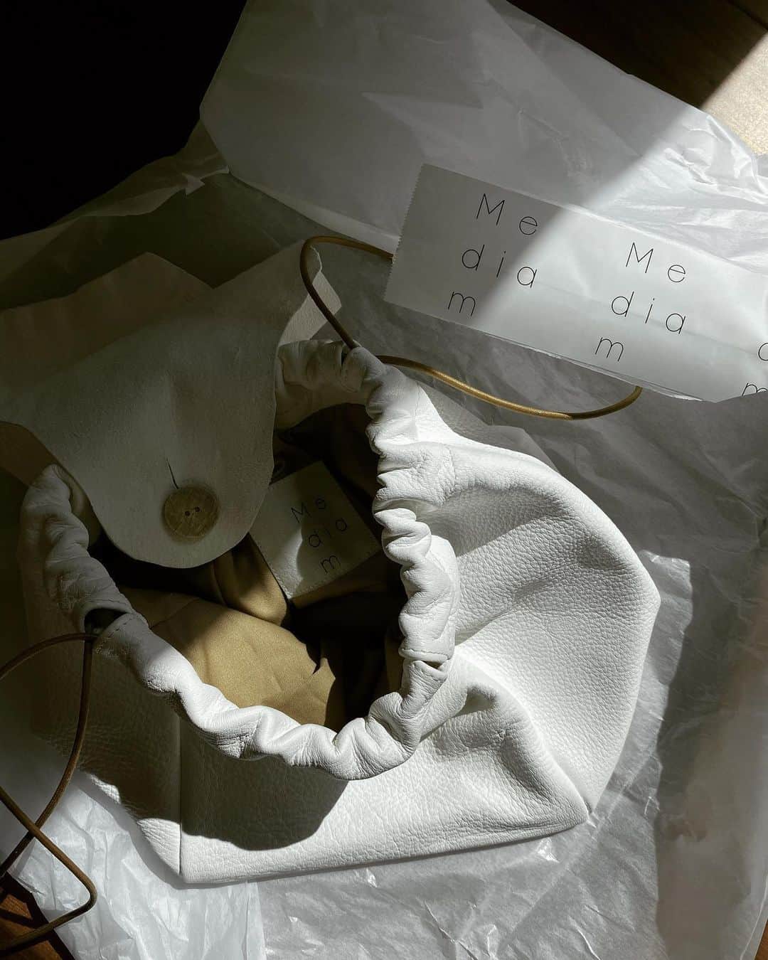 JUNNAのインスタグラム：「楽しみにしていた @mediam_official のdeer skin bag.  @nao_nakaba さんの作るものは長く使い続けられる。 使い続けたいと思わせてくれるものばかりで 毎回展示会に伺うのが楽しみ。  今回オーダーさせて頂いたこのdeer skin bagは 害獣として駆除、廃棄される鹿を有効利用"命を無駄にしない＝再資源化"という共生の道を目指した環境に優しい革なめし技術。  クロムやアルデヒド系薬品等、人体に対しで有害となりうる物質を使わない安全性も追求されたレザー。  野生獣由来の革であるため一つ一つに味があり、経年変化を楽しみながら育てるbag😌  大切にしよう🙏  #only」
