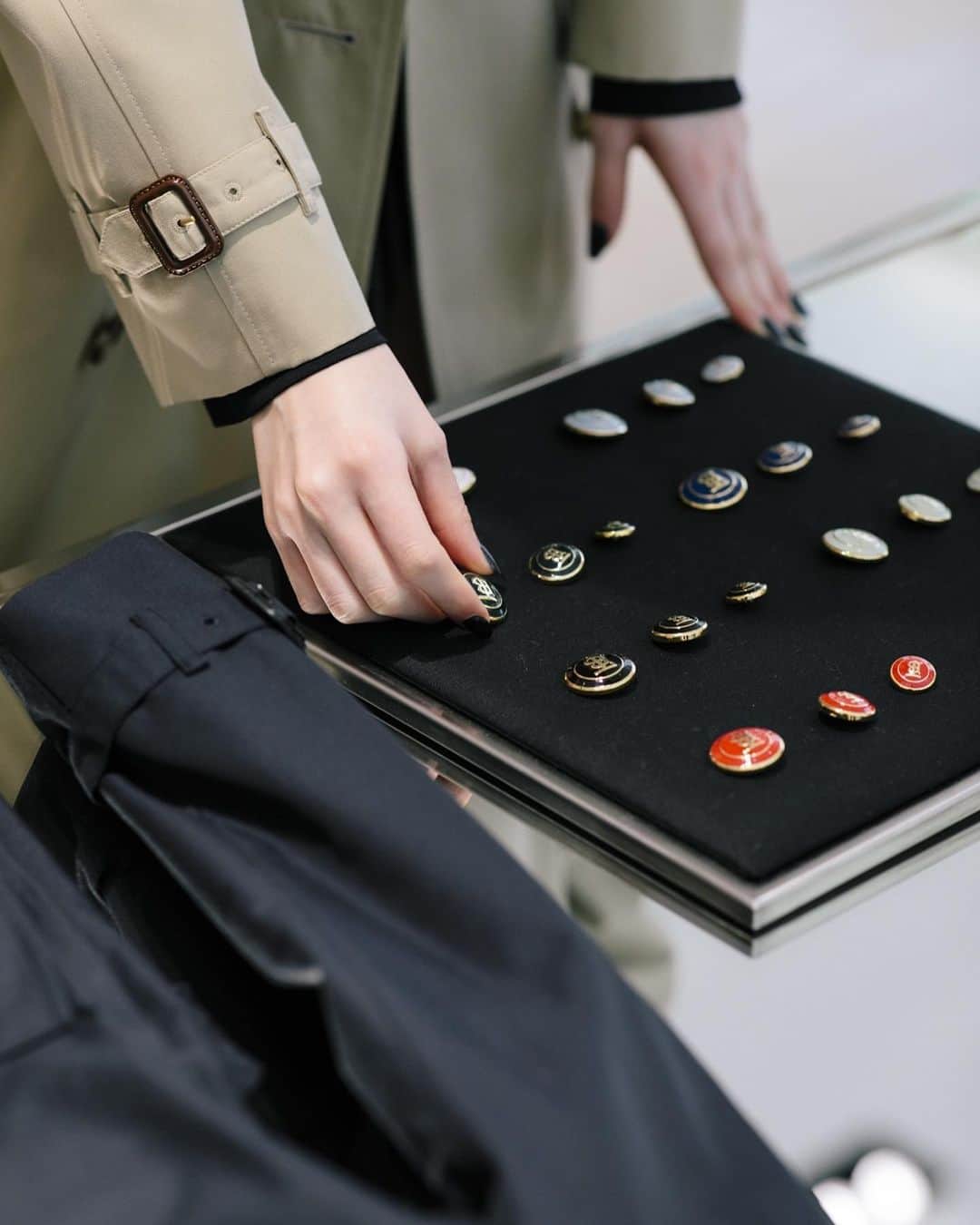 三吉彩花さんのインスタグラム写真 - (三吉彩花Instagram)「Burberryの英国スタイルを象徴する ヘリテージトレンチコートにトーマス・バーバリーモノグラムをあしらったボタンを取り付けました。  とても上品なコートにバリーエーション豊富なボタン。  最後まで何にするか悩みました😌  路面店と一部百貨店にて3月末まで  TBボタン付け替えサービスをしていただけるようです☺️ @burberry  #burberry #burberrytrench」3月5日 12時42分 - miyoshi.aa