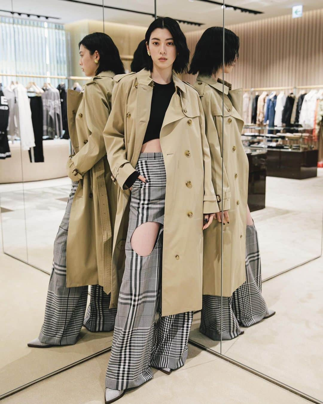 三吉彩花さんのインスタグラム写真 - (三吉彩花Instagram)「Burberryの英国スタイルを象徴する ヘリテージトレンチコートにトーマス・バーバリーモノグラムをあしらったボタンを取り付けました。  とても上品なコートにバリーエーション豊富なボタン。  最後まで何にするか悩みました😌  路面店と一部百貨店にて3月末まで  TBボタン付け替えサービスをしていただけるようです☺️ @burberry  #burberry #burberrytrench」3月5日 12時42分 - miyoshi.aa