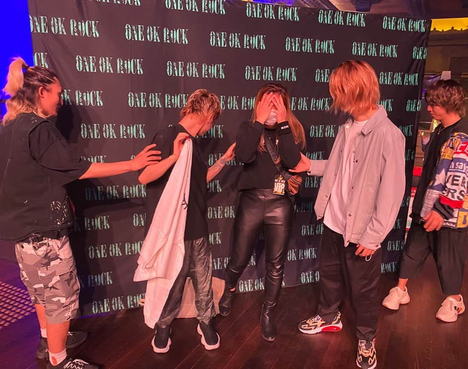 山田愛さんのインスタグラム写真 - (山田愛Instagram)「・ ONEOKROCK’s live meet&great in Melbourne! I lent on a moveable display and fell over. That's so embarrassing🥺haha Good memory tho🥰 ・ 感情エフェクトから11年‼︎待ちに待った初めてのワンオクMeet&greet!全員とハグした後写真撮影の時、壁だと思ってなぜかもたれてしまったら… 壁じゃなかった😂！ ディスプレイを後ろに全部倒してしまいキャーと叫び私もしりもち🤦‍♀️🙈皆さんに助けてもらい恥ずかしかった笑 LondonのLilyに続き大事な時にいつもやらかす笑笑 そういう人生🏝 ・ #oneokrock #eyeofthestorm #eyesup #melbourne #australia #japan #basketball #ワンオク #10969 #oor #live #concert #わんおくろっく #わんおく」3月5日 12時55分 - aiyamada_