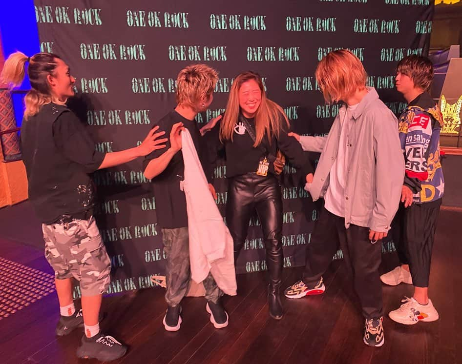 山田愛さんのインスタグラム写真 - (山田愛Instagram)「・ ONEOKROCK’s live meet&great in Melbourne! I lent on a moveable display and fell over. That's so embarrassing🥺haha Good memory tho🥰 ・ 感情エフェクトから11年‼︎待ちに待った初めてのワンオクMeet&greet!全員とハグした後写真撮影の時、壁だと思ってなぜかもたれてしまったら… 壁じゃなかった😂！ ディスプレイを後ろに全部倒してしまいキャーと叫び私もしりもち🤦‍♀️🙈皆さんに助けてもらい恥ずかしかった笑 LondonのLilyに続き大事な時にいつもやらかす笑笑 そういう人生🏝 ・ #oneokrock #eyeofthestorm #eyesup #melbourne #australia #japan #basketball #ワンオク #10969 #oor #live #concert #わんおくろっく #わんおく」3月5日 12時55分 - aiyamada_