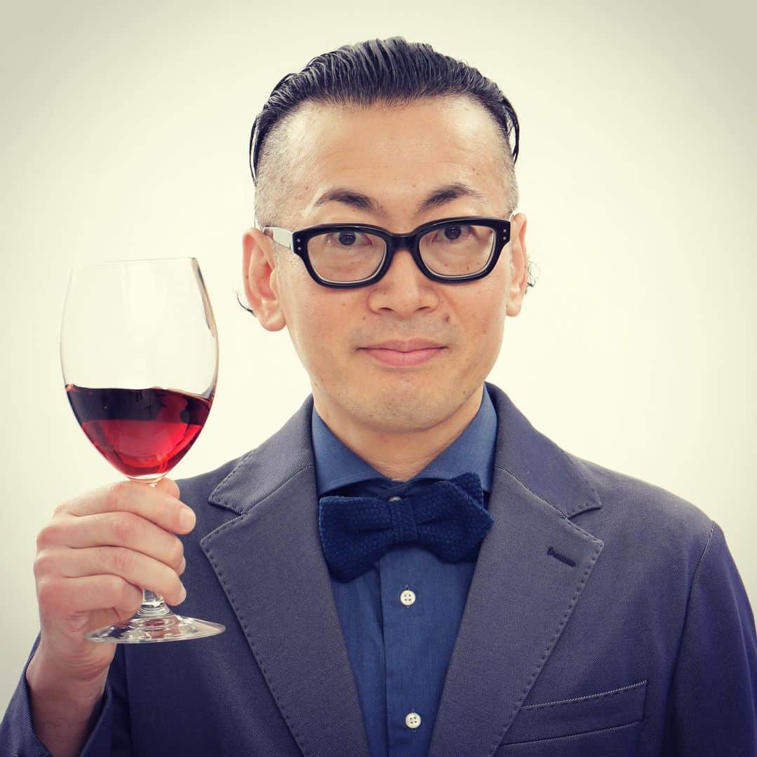 ひぐち君さんのインスタグラム写真 - (ひぐち君Instagram)「ワイン用の宣材写真です🍷 #ひぐち君 #サンミュージック #wine #vin #vino #winetime #winelover  #instawine #wineexpert  #tokyo  #ワイン　#ワインエキスパート」3月5日 12時48分 - higehiguchi