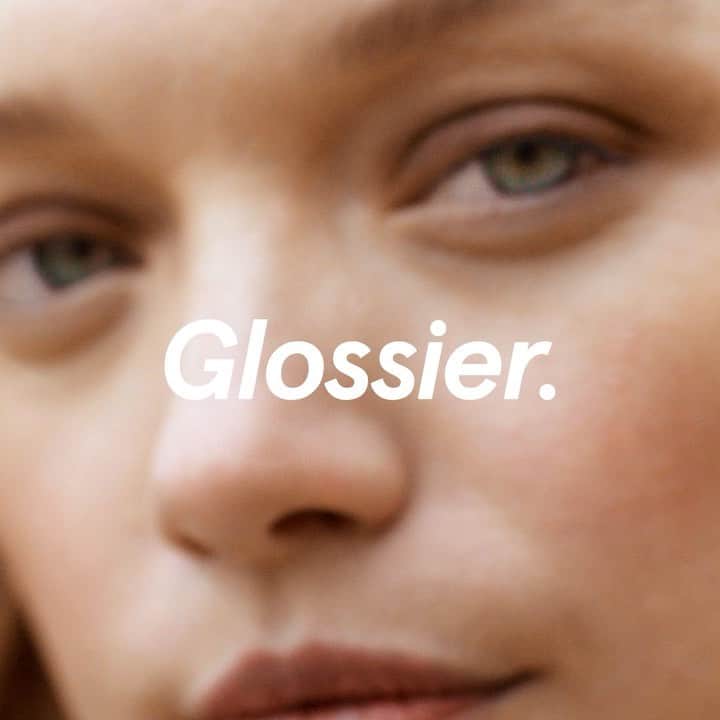 のインスタグラム：「@glossier  #workingwithglossier Model: @gemma  Photo: @ronanksm Director: @diane_russo DP: @sidunga Makeup: @emikaneko Hair: @edwardlampley Styling: @carolinenewell Manicure: @hollyfalconenails  Set Design: @betteradams Glossier Creative: @marie_suter @lezwecan @alenajaffeking @madeleinemmarie @sagesmith_ Production: @aaronkurlander @ctdinc Video Edit: @studio_junbi」