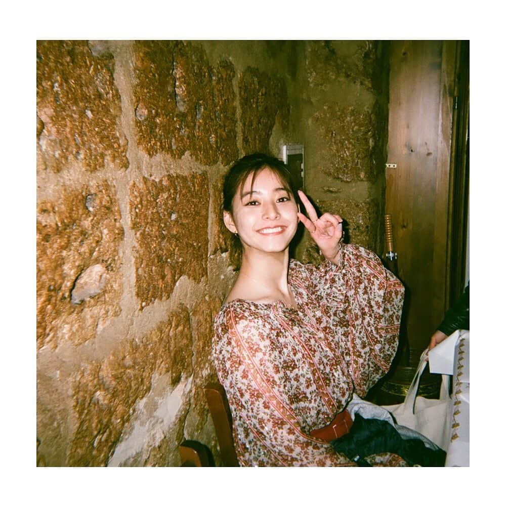 新木優子2nd写真集『honey』公式のインスタグラム：「チヴィタのレストランでの 写ルンですオフショット❤︎ 現在、渋⾕PARCO・B1F  ギャラリーXで、 〜3/9まで開催中の、 新木優子写真集&Blu-ray 発売記念 Limited Gallery『ハニー』でも、 写ルンですの オフショット展示があるので、 是非チェックして みてください☺️ #honey #新木優子 #yunpyo  #ゆんぴょ #ハニー #Makingofハニー #渋谷パルコ」