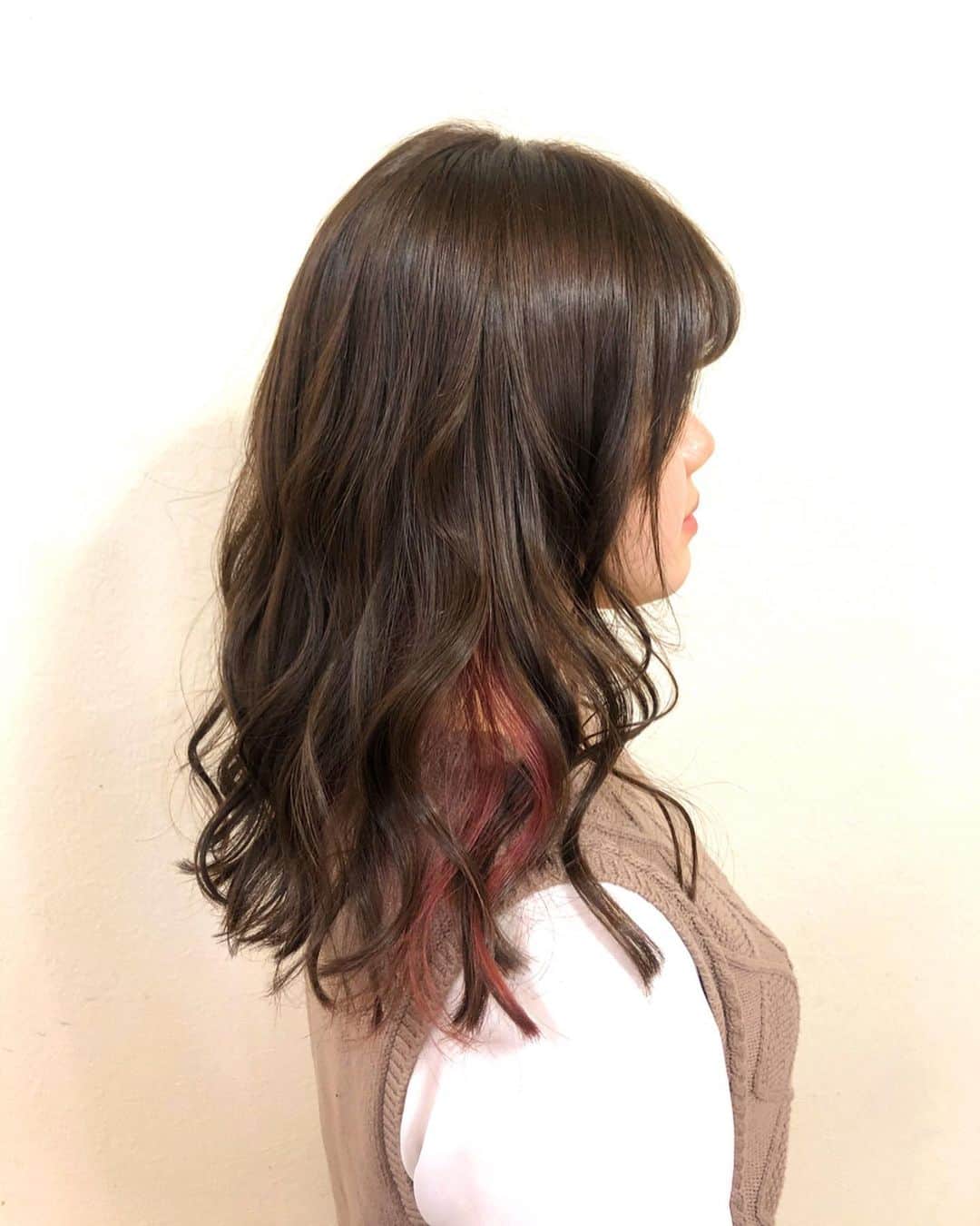 salon PRATiNO(サロンプラチノ)のインスタグラム：「. 💗イヤリングカラー💗. . ナチュラルなカラーに耳周りだけマットピンクを💞 春になると#ピンクカラー　が人気です  ポイントでインナーカラーでさりげなくオシャレに . . 【CLAVIS PRATINO】 ◇月曜日～土曜日 11:00～20:00 ◇日曜日 11:00～18:00 ※定休日なし ※時間外はお問い合わせください。 愛知県名古屋市中区錦3-4-19石垣ビル７Ｆ ☎︎052-962-7017 . #hairstyle #hair #cornrow #braids #clavispratino #spiralperm #pratino #hairsalon #nagoya #haircolor #love #派手髪 #外国人風カラー #バレイヤージュ #グラデーション #コーンロウ #ブレイズ #スパイラルパーマ#イヤリングカラー  #特殊ヘア #ブラックヘア #美容室 #ヘアサロン #ヘアスタイル #ヘアカラー #クラビスプラチノ #名古屋 #栄 #錦」