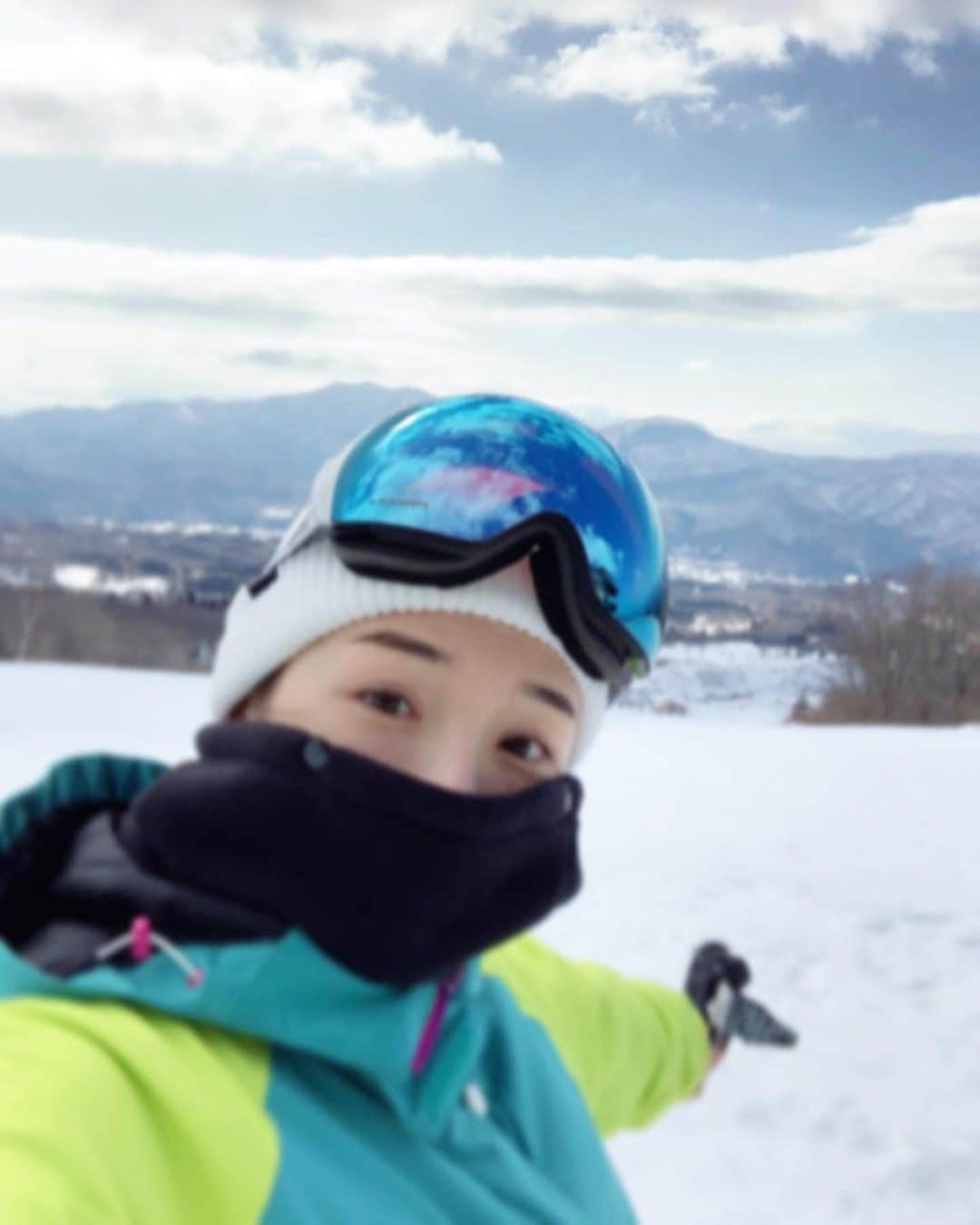加護亜依さんのインスタグラム写真 - (加護亜依Instagram)「私の冬〜❄️ボケた写真で失礼します😂 (先月の写真をアップしますね！) 家族で雪山へ💙💙💙 娘は４歳からスタートしたスキーですが今ではグイグイ1人で滑れるようになりました👏🏻 息子はソリで精一杯😂  さて、突然の春休みでアタフタ母ちゃんですが(皆さんもきっとそうですよね)一度、休息するいい機会と思って今出来る事をしていこうと思っています。  素敵な春が皆さんに訪れますように☺️」3月5日 13時11分 - ai.1988kg