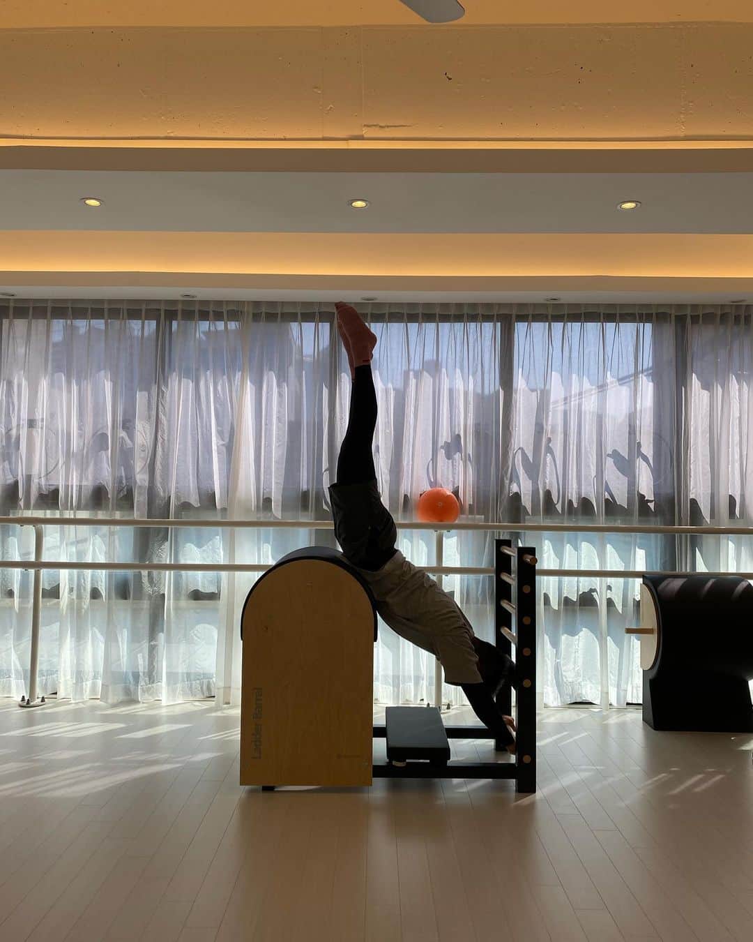 JaeWon Shimのインスタグラム：「pila #9 처음 해본 자세. 정확히 세상 벌 받는 기분.  피쏠려 못생겨진 느낌. #빨간양말 #필라인등극 #펴져라어깨야 #접혀라허리야 #늘어나라햄스트링」
