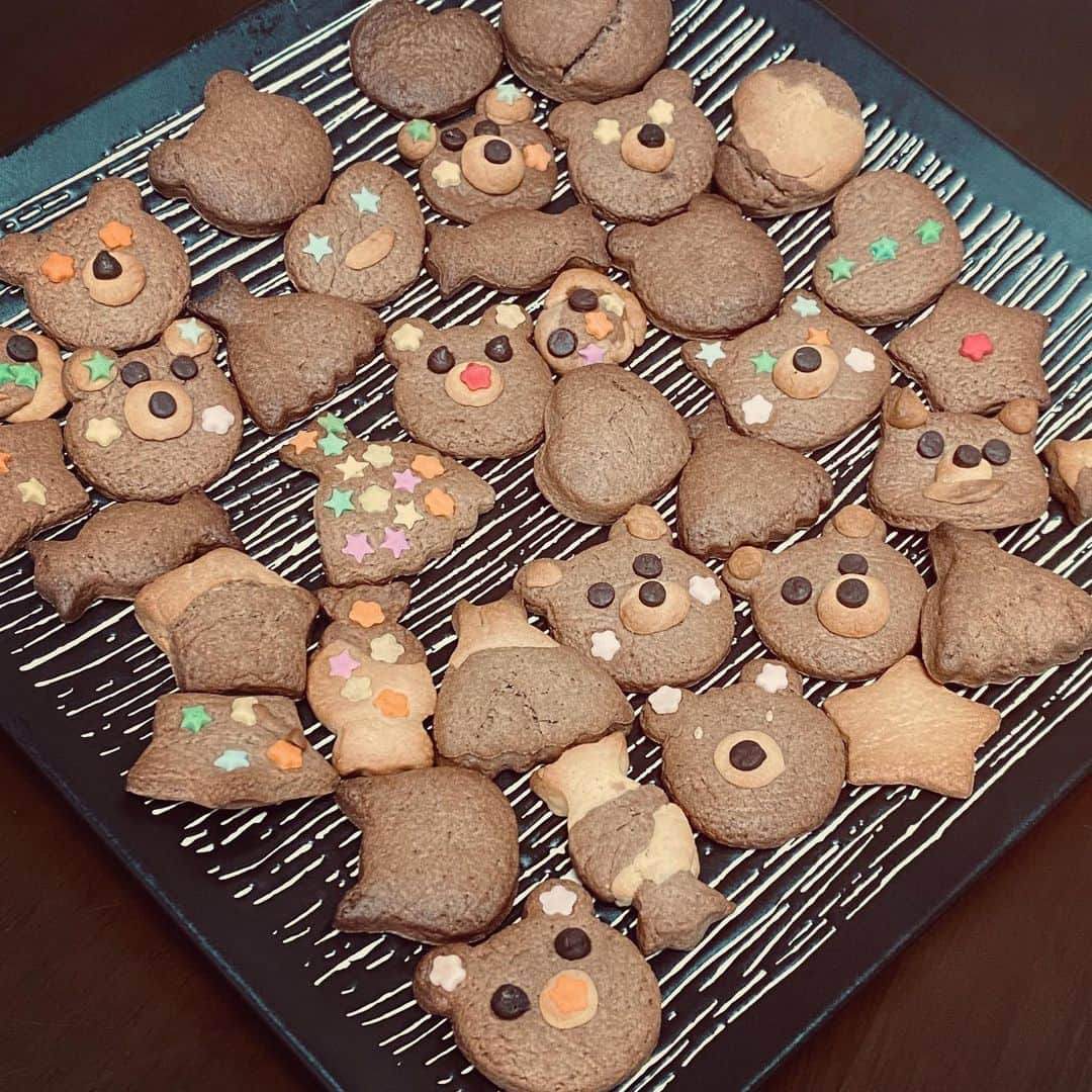 中西麻里衣さんのインスタグラム写真 - (中西麻里衣Instagram)「🍪作り第二弾。 今回は兄弟で力を合わせてデコレーションまで頑張りました👏🏻 まだまだお休みの日が続くので、宿題もちゃんとやりつつ✏️充実した時間を過ごしたいです😌 #🍪#クッキー作り#兄弟チャレンジ#デコレーション#お菓子作り#楽しそうだった#☺️#宿題も忘れずに#母久しぶりに算数と向き合う#お休みの日々#3児ママ#おこもり生活#おうち時間」3月5日 13時23分 - 87marii