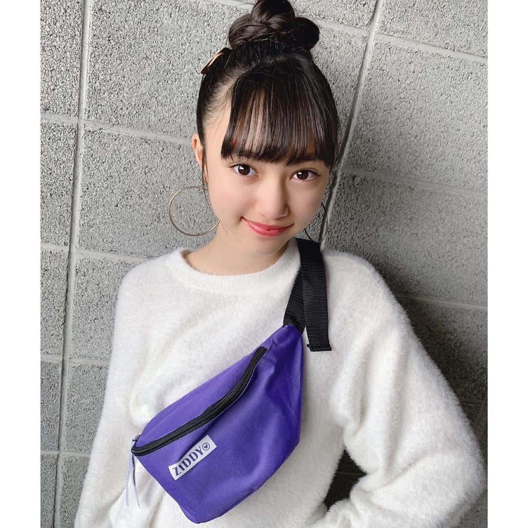 ニコ☆プチのインスタグラム：「今日もプチモのふろくのつかいかたを紹介！﻿ ﻿ ﻿ ふたりめは、レイラ🌺﻿ ﻿ ﻿ ZIDDYのかっこいいウェストポーチ💋﻿ れいらは、ニコ⭐️プチ4月号でも紹介してるシンプルコーデに合わせてみたよ♡﻿ お洋服はシンプルでもパープルでおしゃれ度アップ！！﻿ トップスを白にしてさらに目立つようにコーデしてみたよ😍﻿ ﻿ コンパクトだけど、たくさん入るしお気に入りです❣️﻿ みんなはどんなコーデに合わせるー？？😆♡﻿ ﻿ ﻿ #ニコプチ﻿ #ニコプチふろく﻿ #プチモのふろくの使い方﻿ #ニコプチふろくのある生活﻿ #付録バッグ﻿ #ジディー﻿ #ZIDDY﻿ #ふろく﻿ #犬飼恋彩」