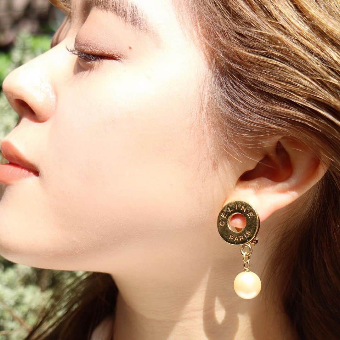 Vintage Brand Boutique AMOREさんのインスタグラム写真 - (Vintage Brand Boutique AMOREInstagram)「~Sold out~Celine Vintage logo clip-on earrings  Free Shipping Worldwide✈️ ✉️ info@amorevintagetokyo.com  #ヴィンテージ #セリーヌ #ヴィンテージセリーヌ #ヴィンテージブランドブティック #アモーレ #アモーレトーキョー #ヴィンテージショップ #表参道 #東京#celine #vintage #vintageceline #celinevintage #amoretokyo #amorevintage #vintageshop #omotesando」3月5日 13時47分 - amore_tokyo